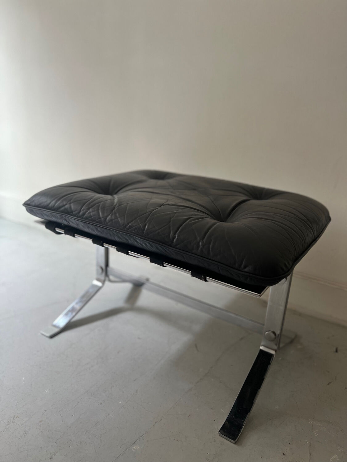 Pouf repose pied design en cuir noir et métal par Olivier Mourgue pour airborne, 1970