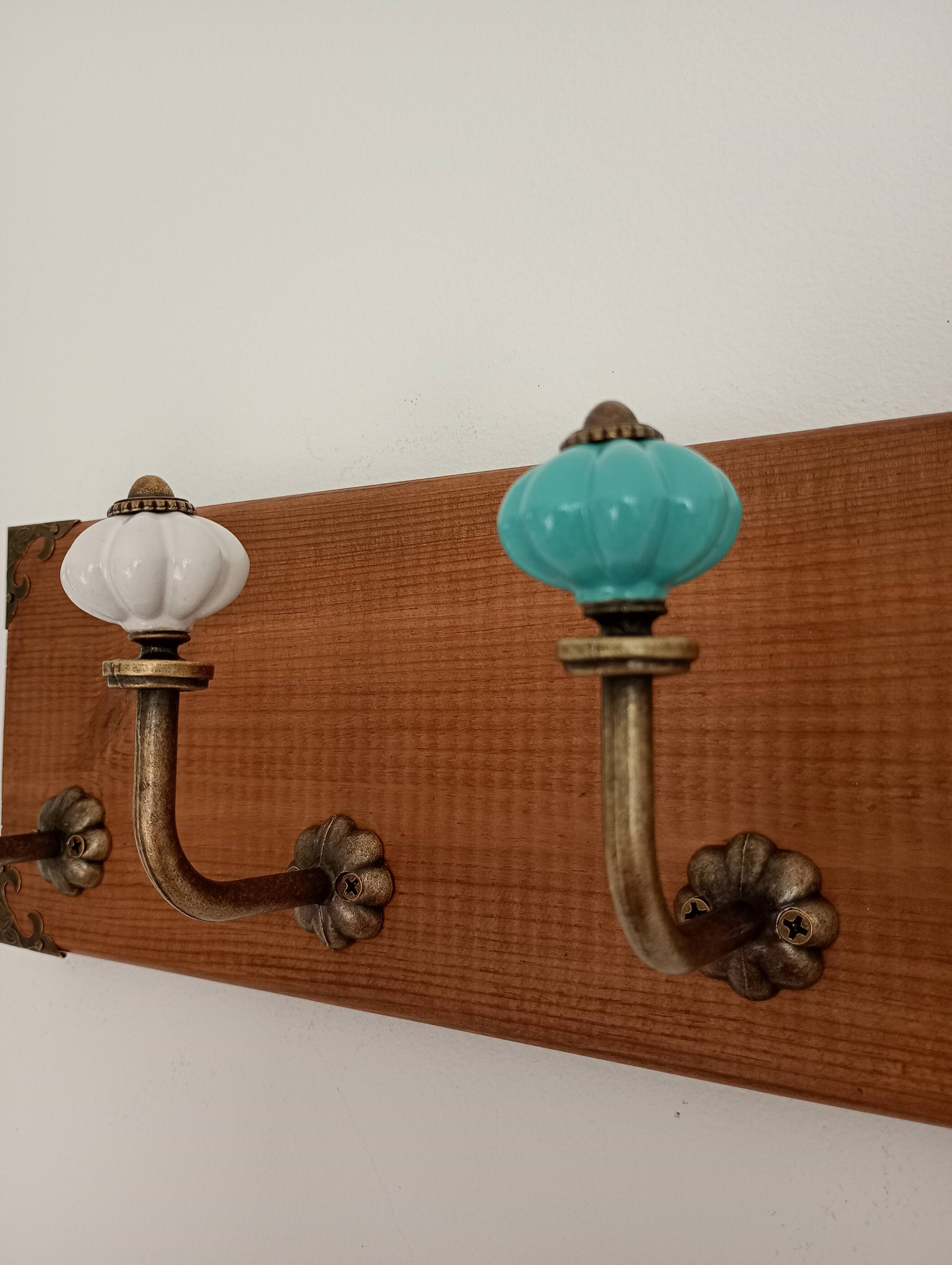 Porte-manteau mural STYLE vintage – patères métal et boutons turquoises