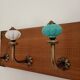 Porte-manteau mural STYLE vintage – patères métal et boutons turquoises