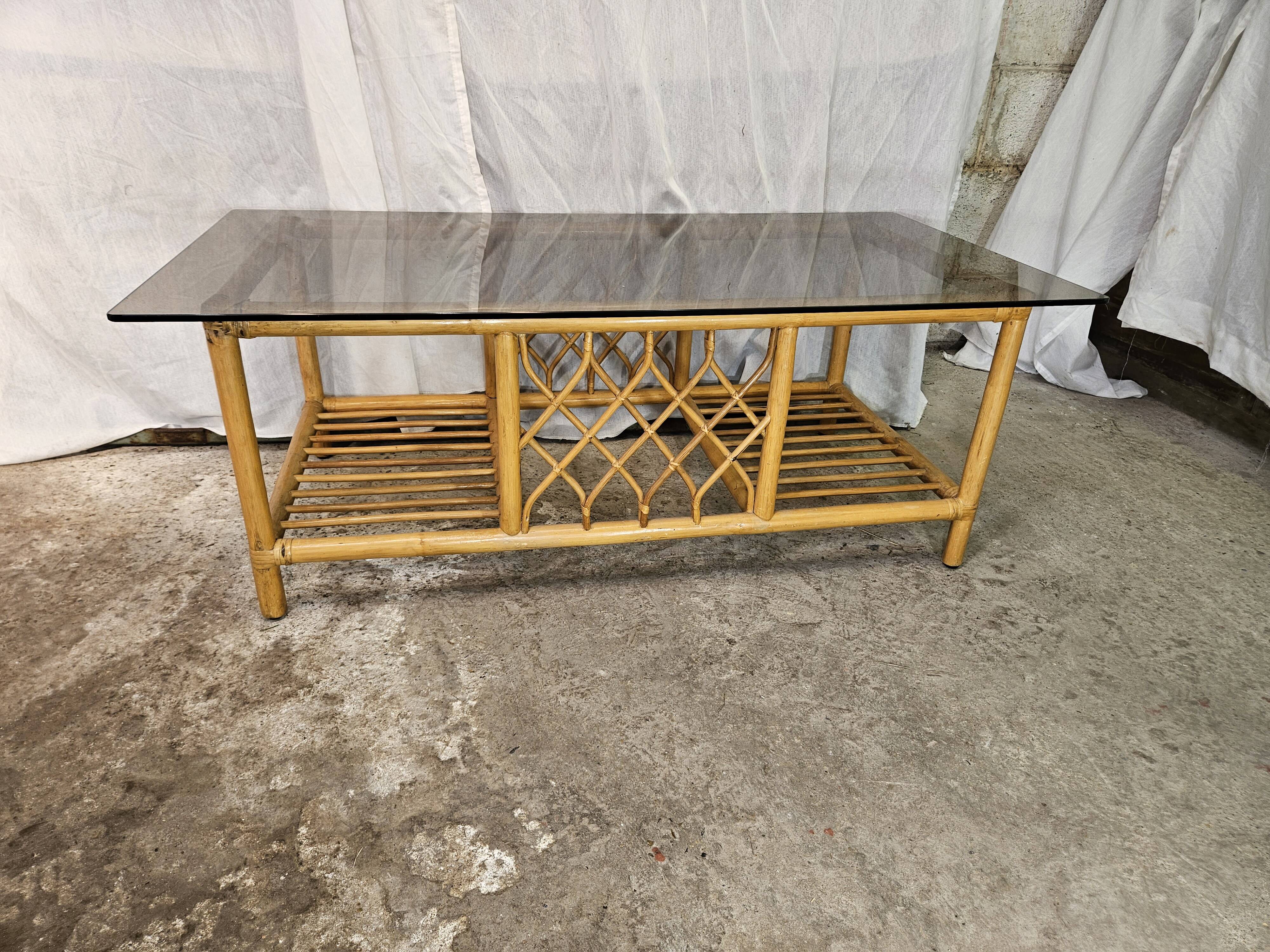 Table basse en rotin dessus verre fumé 1970