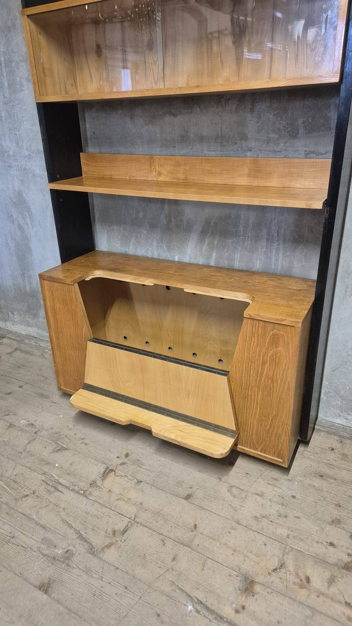 Meuble mural modulaire tchécoslovaque vintage avec armoires en placage et supports en bois noir, années 1960–1970