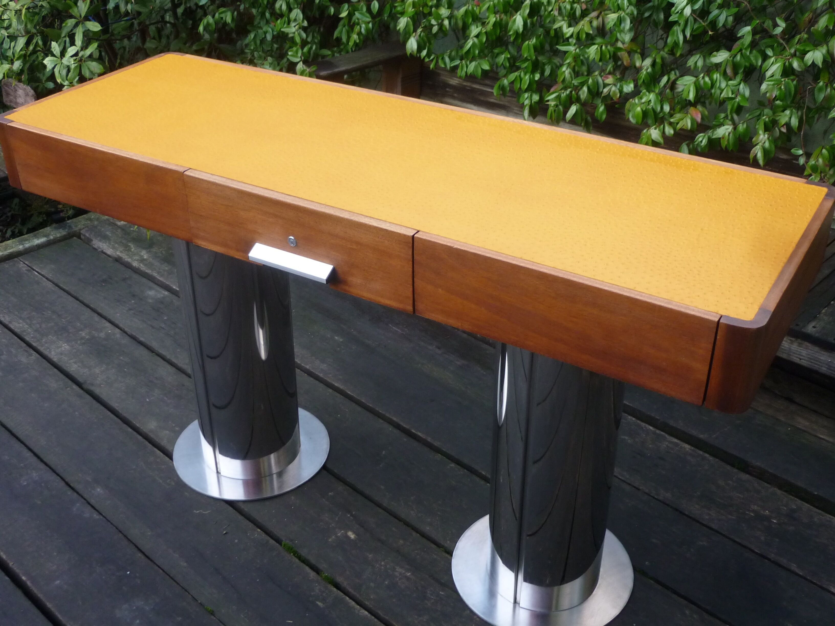 Console-Present-Exhibition Furniture