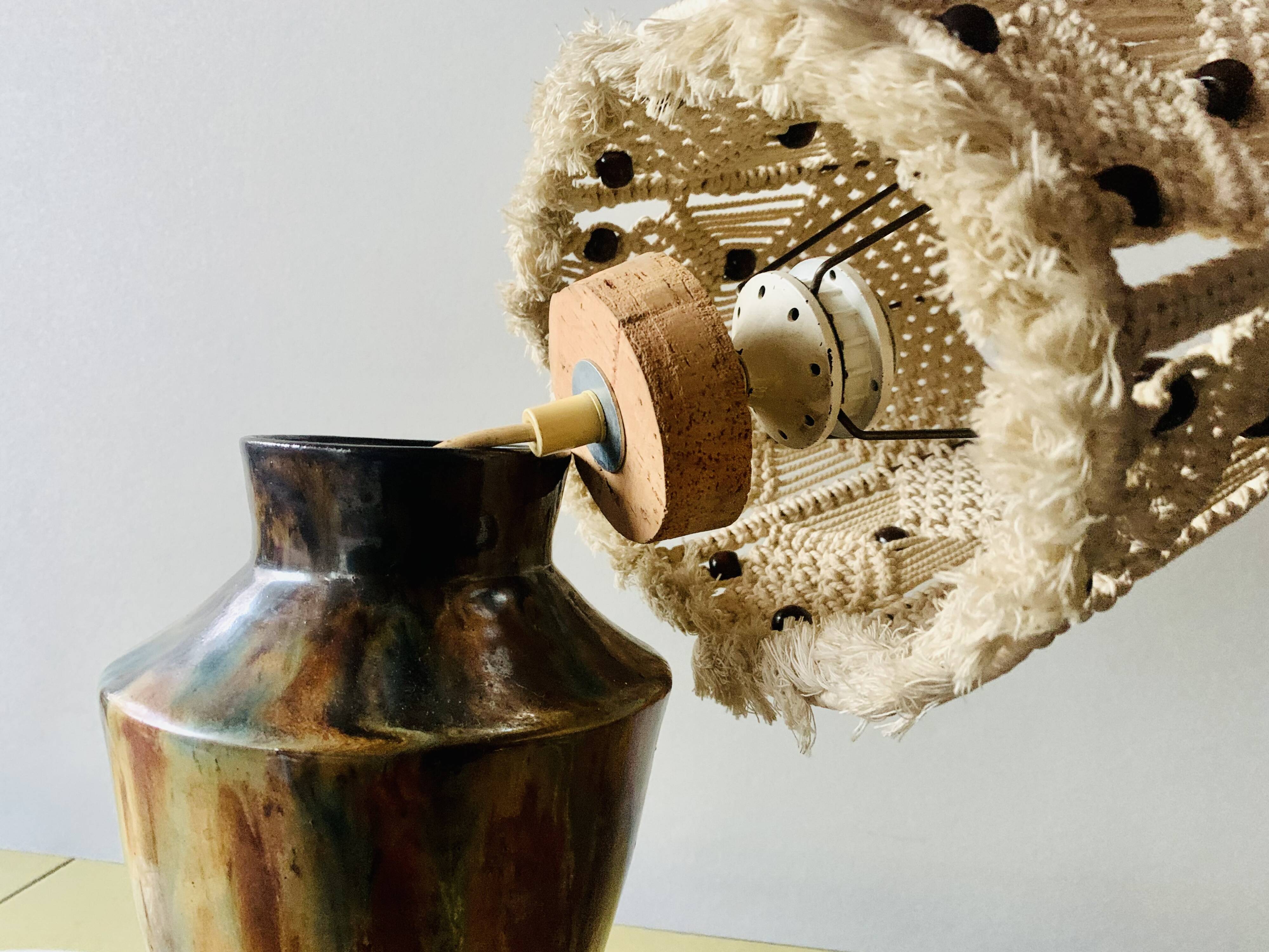 Lampe vintage à poser en grès vernissé avec abat-jour en macramé