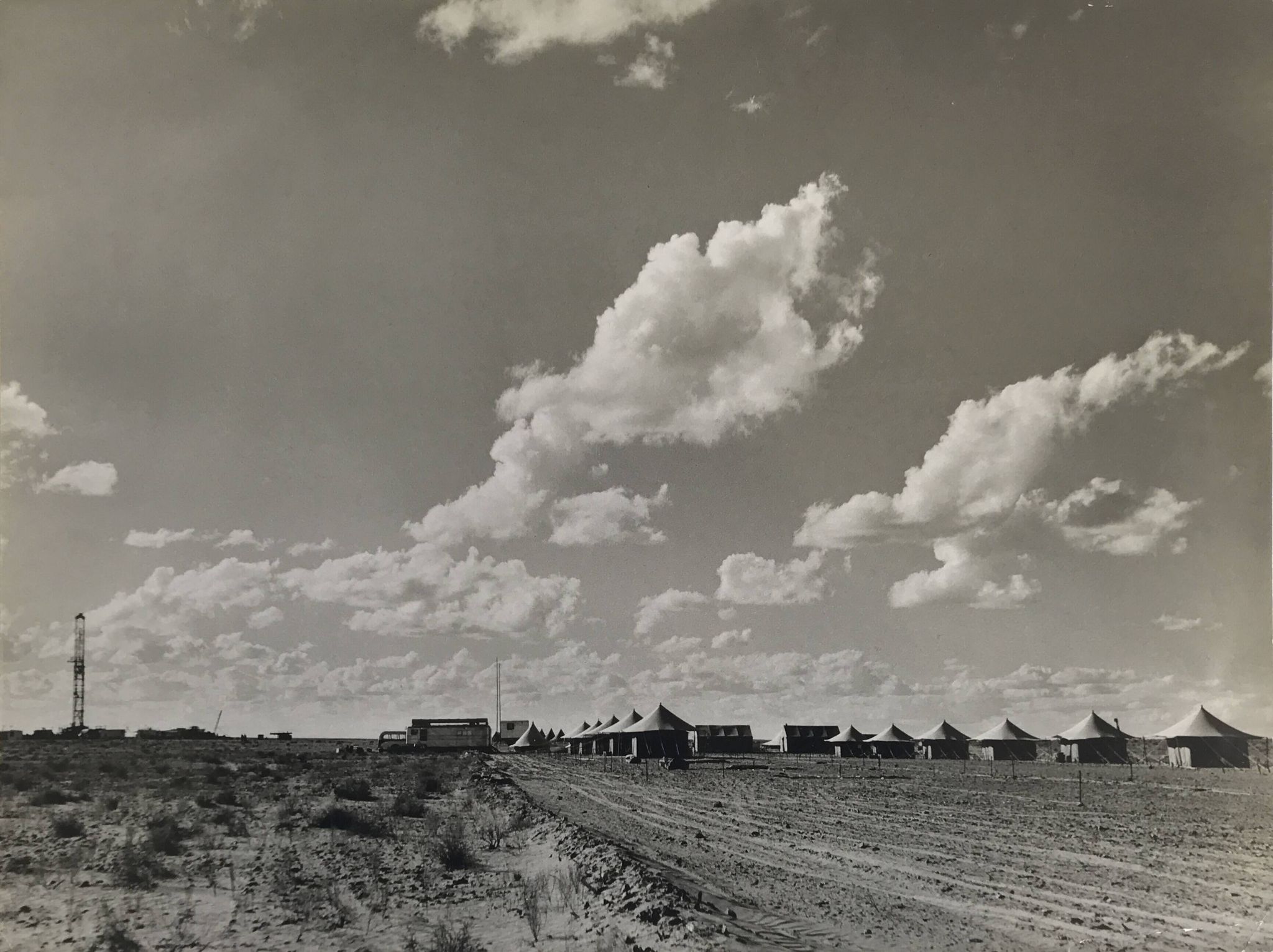 F. Schneider, Camp de forage en Algérie, années 60.  Tirage argentique NB