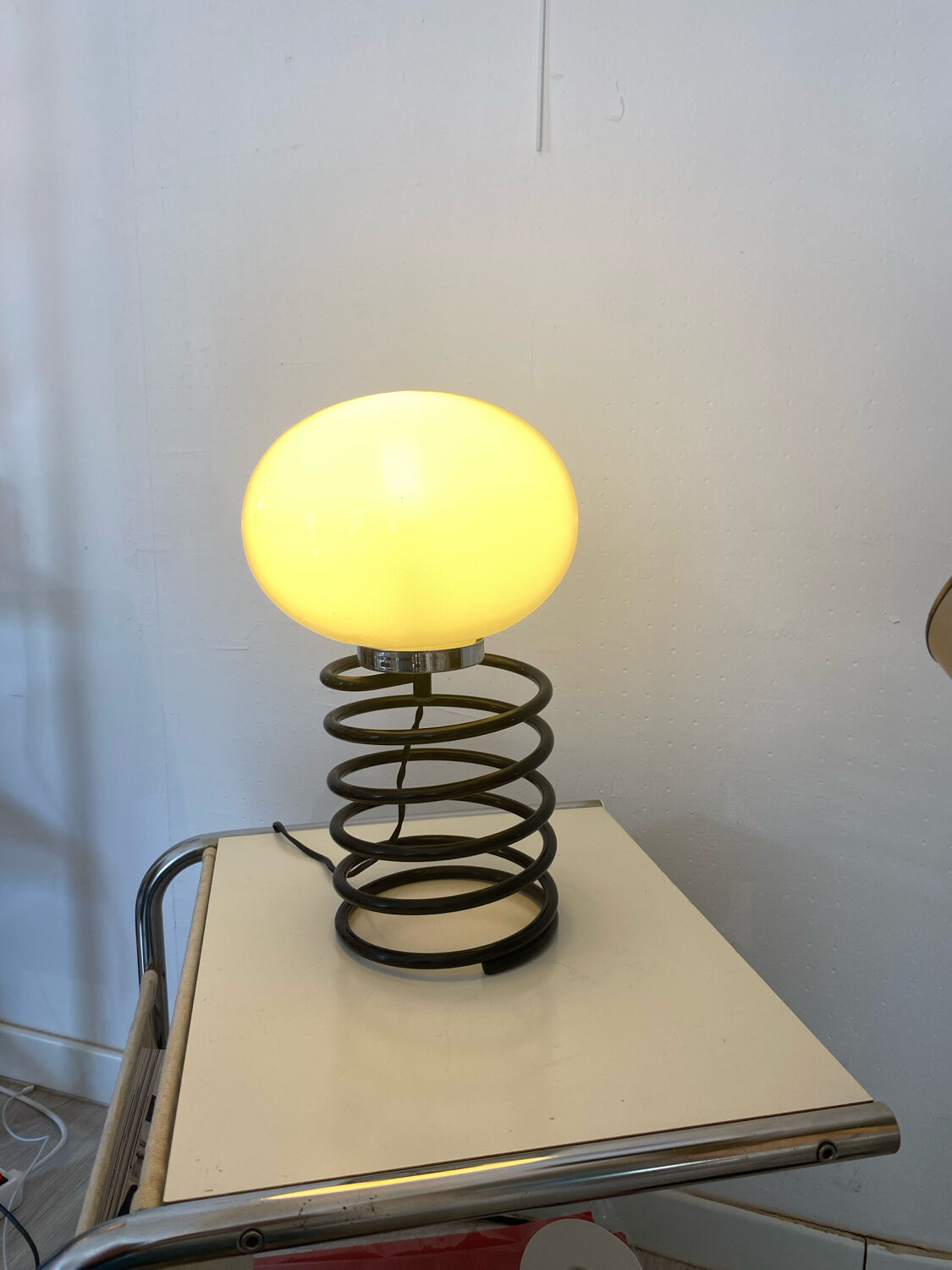 Lampe à poser ressort dans le goût d'Ingo Maurer