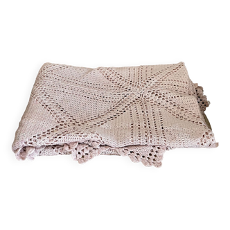 Dessus de lit en crochet rose pâle