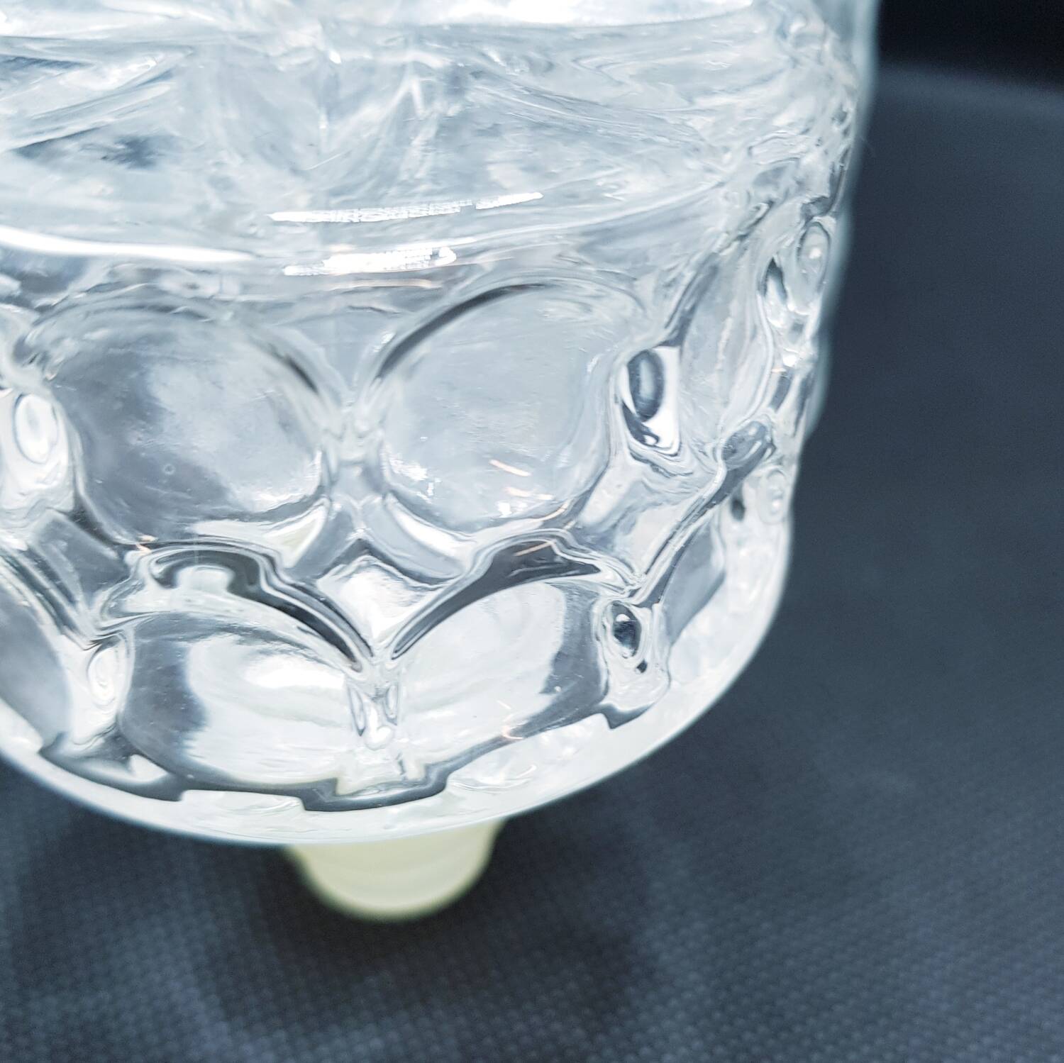 Carafe sphérique en verre taillé