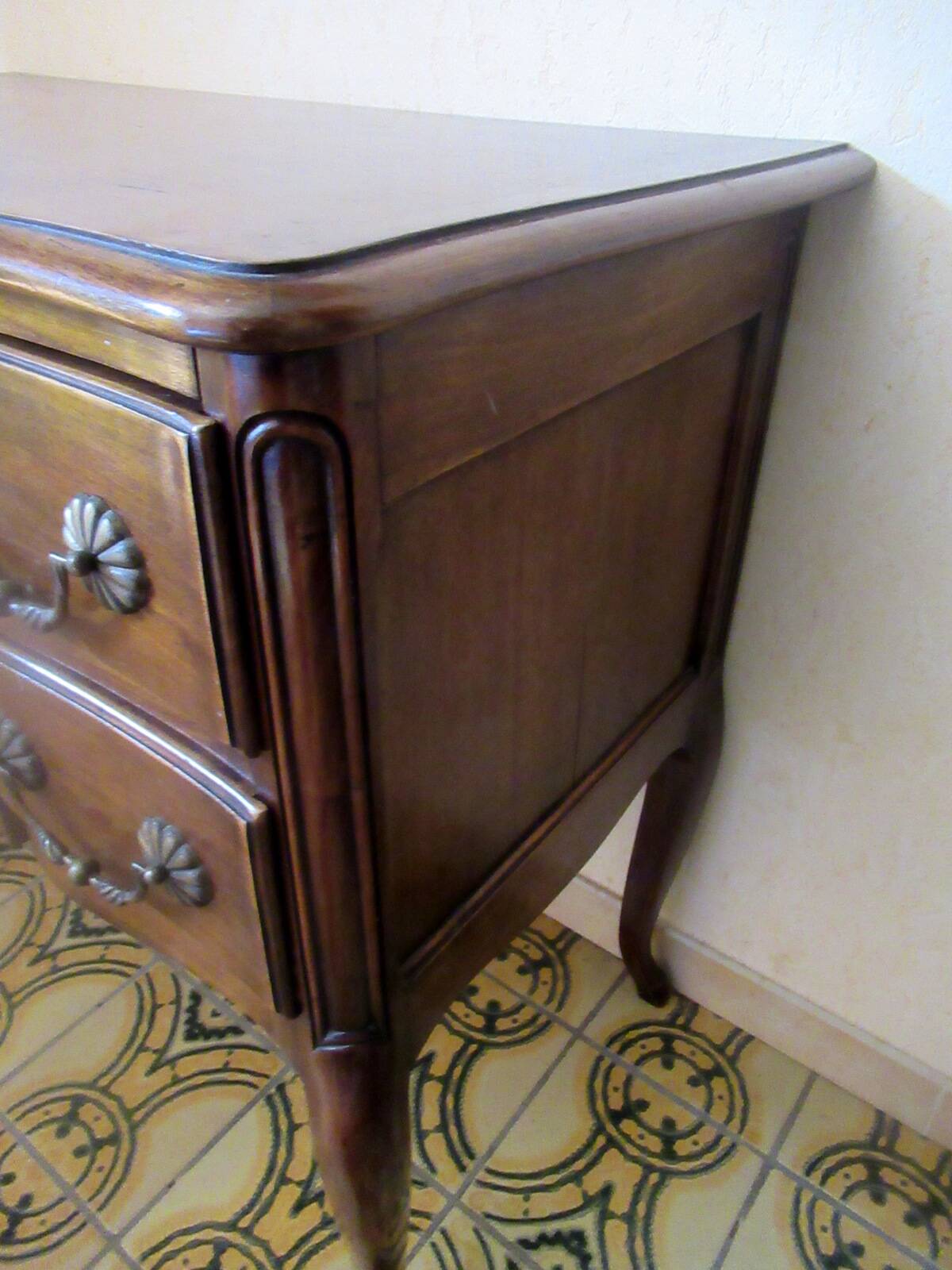 Small "crossbow" chest of drawers, Louis XV style, in walnut