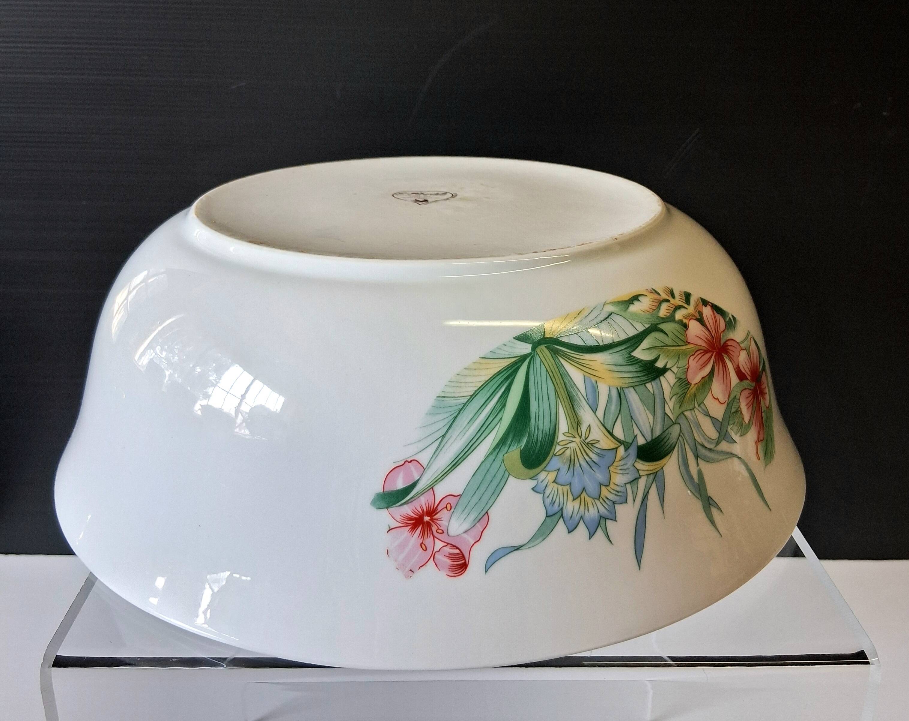 Very large porcelain salad bowl in very good condition from L'hirondelle Meh.