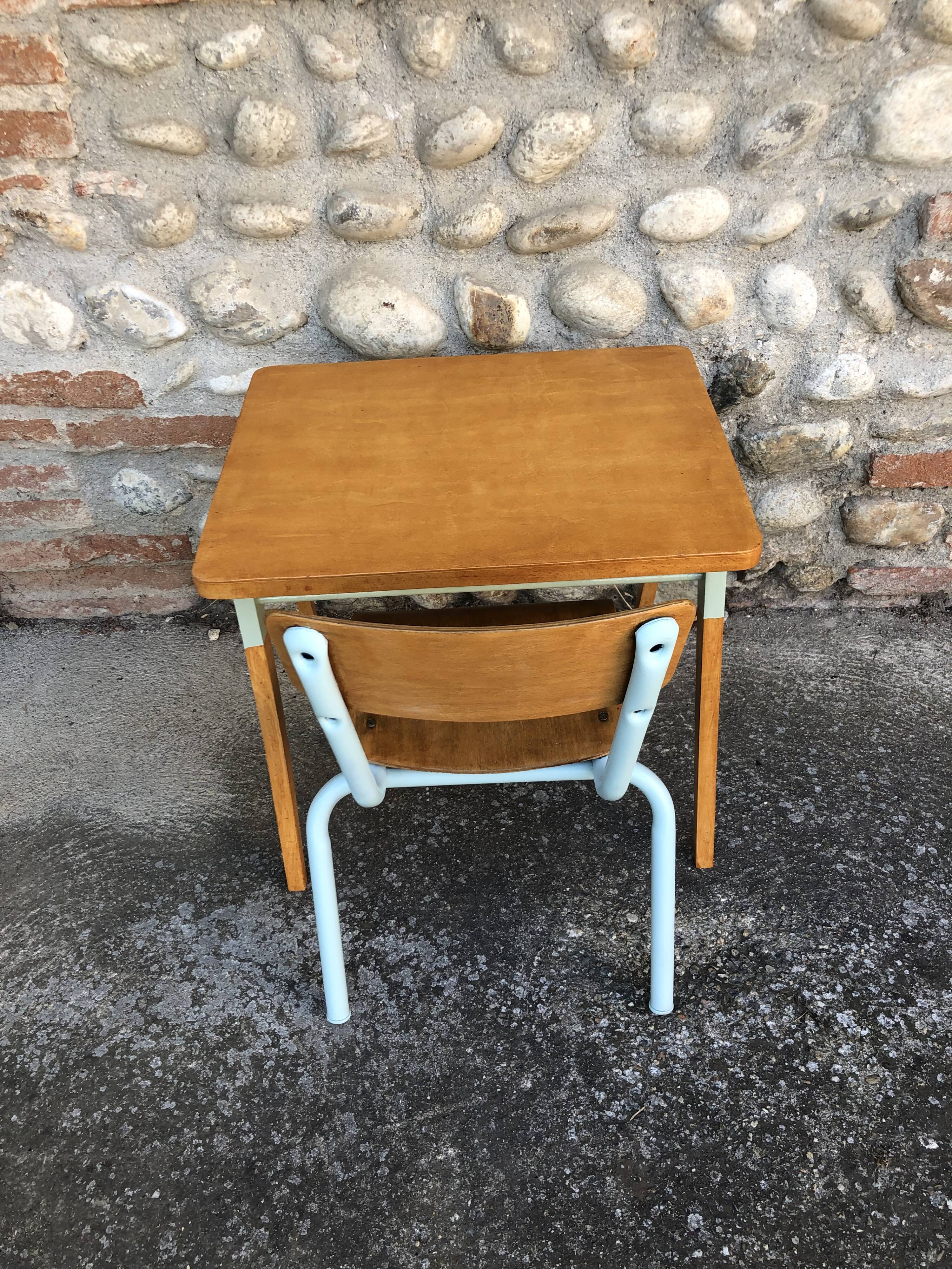 Maternal desk and its chair