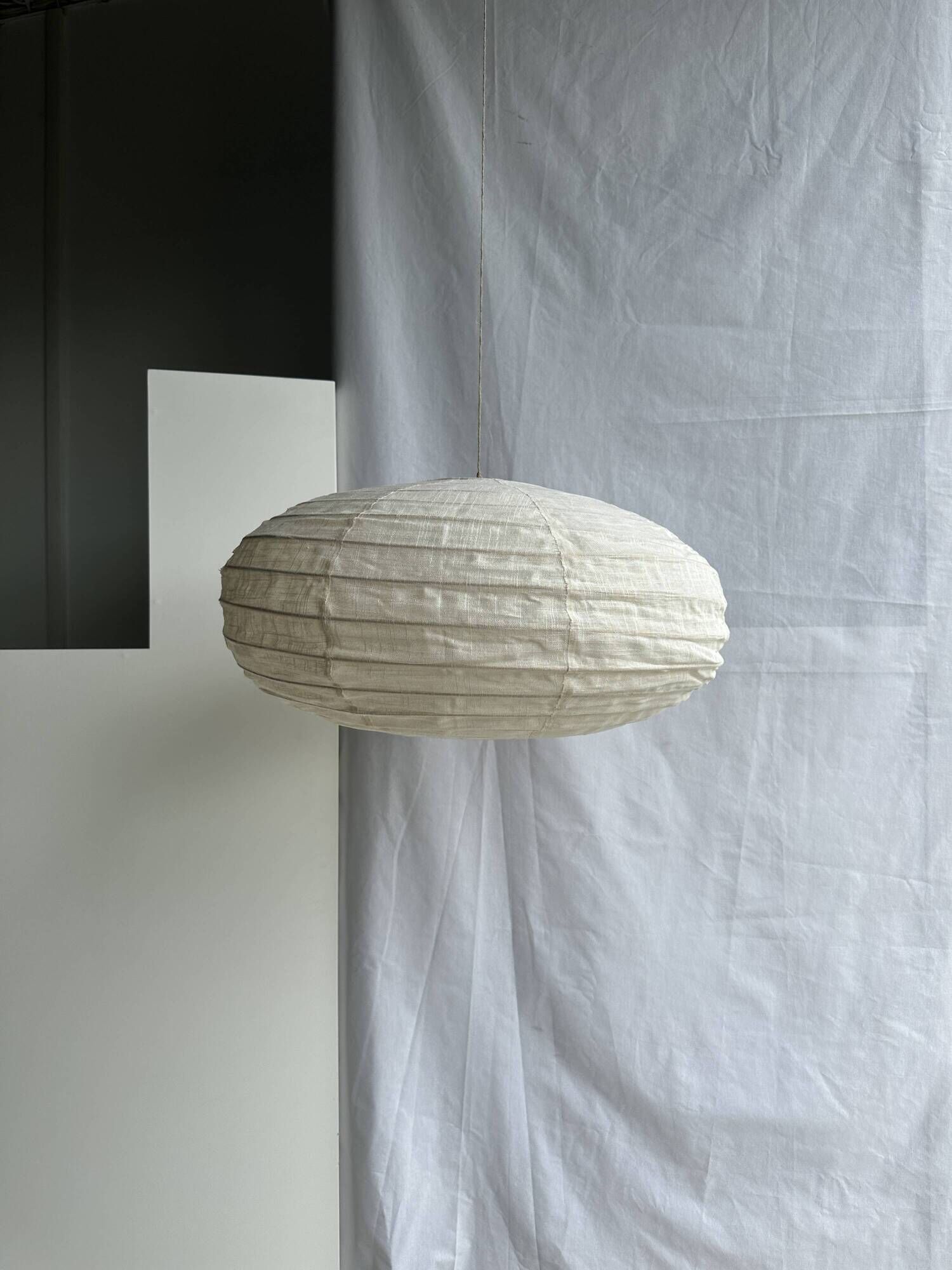 Large oval flat Japanese-style suspension in rattan and natural linen H35 D60.