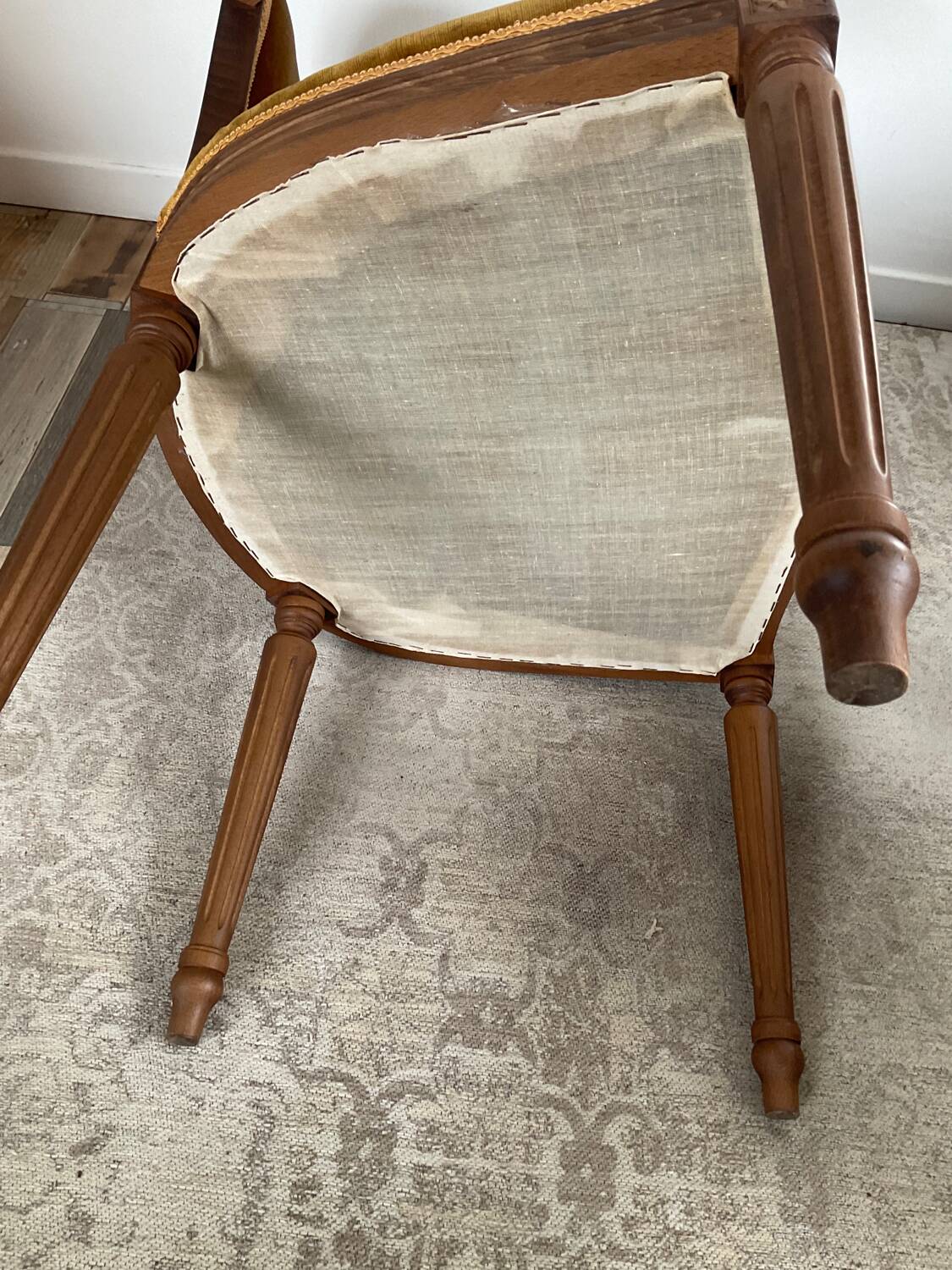 Paire de fauteuils médaillon en bois et velours
