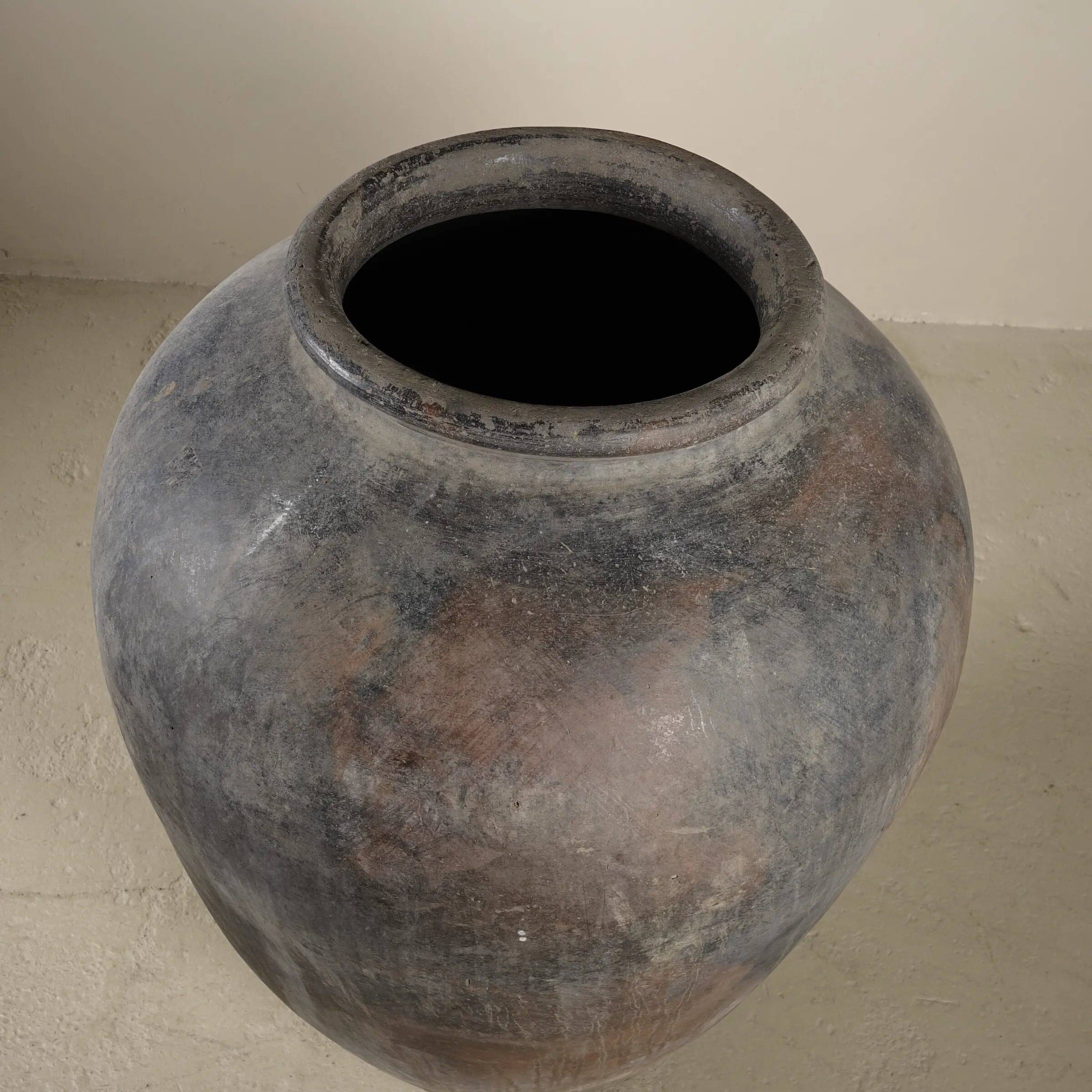 Anaaj - Large Indian terracotta jar no. 1