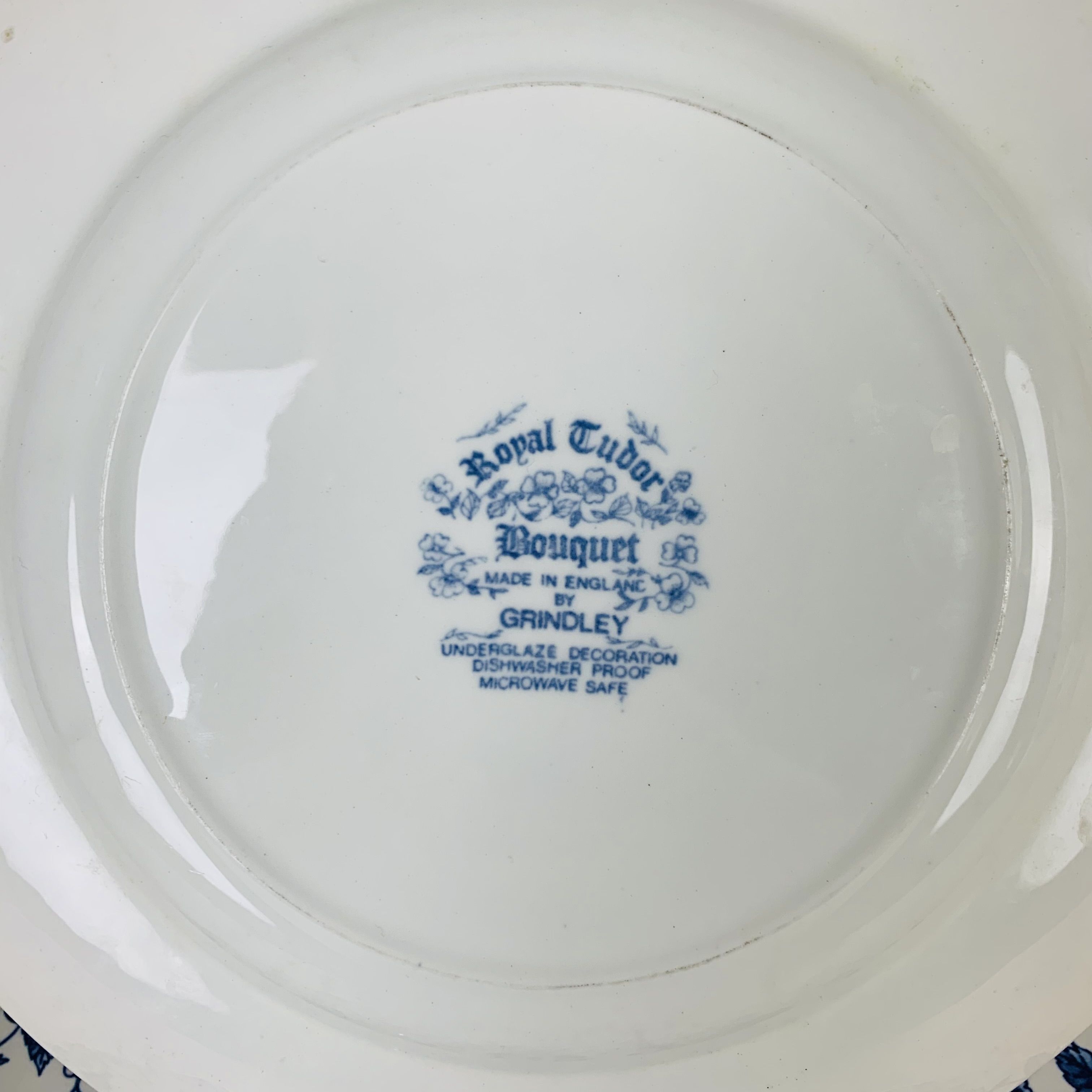 2 English plates blue flowers Royal Tudor Country style bouquet