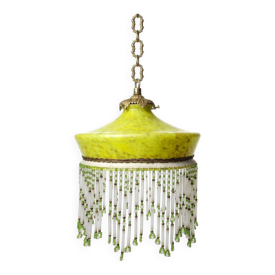 Abat-jour ancien Art déco en verre marmoréen jaune à franges de perles