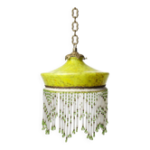Abat-jour ancien Art déco en verre marmoréen jaune à franges de perles