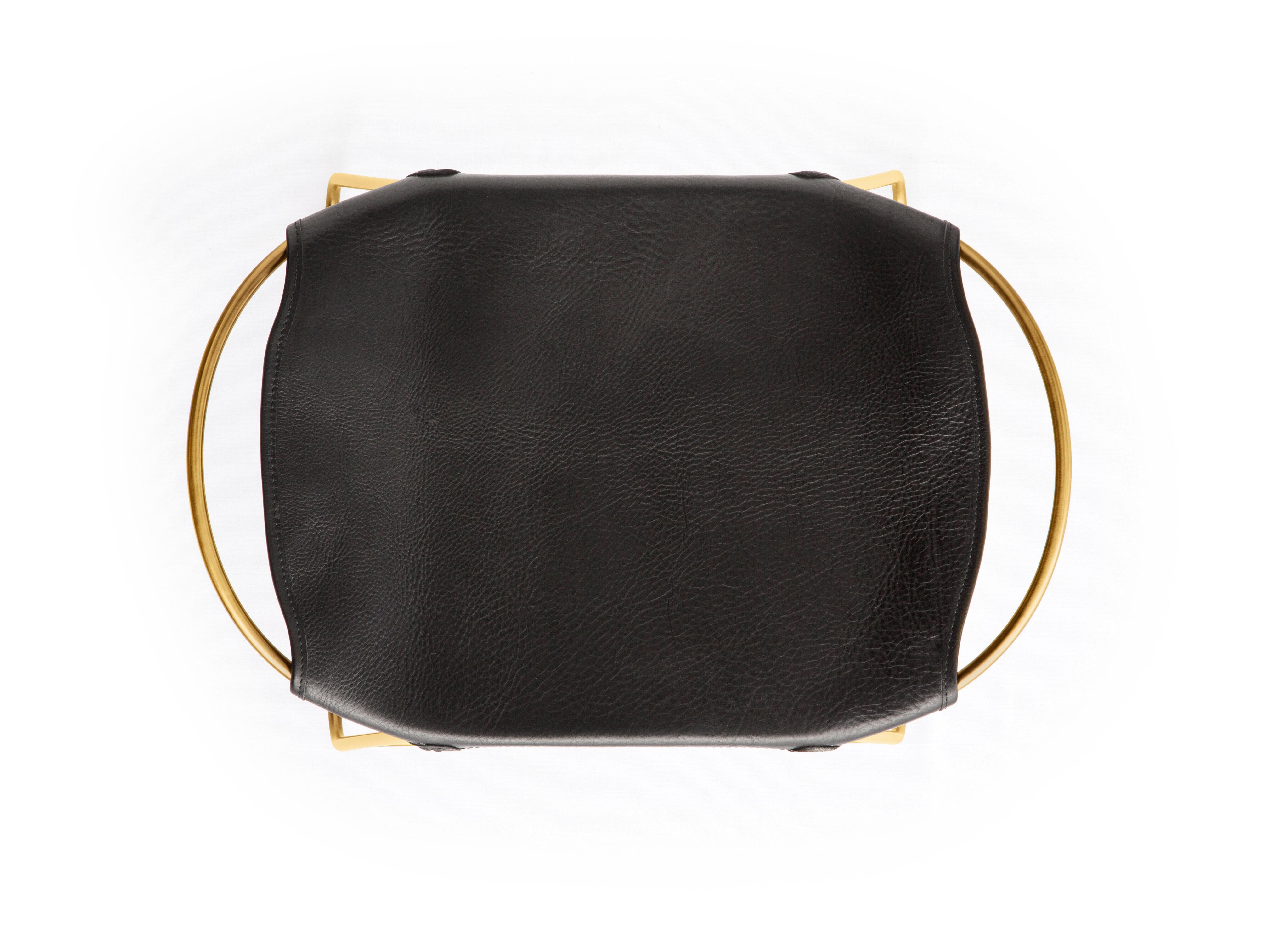 Tabouret contemporain, métal laiton vieilli et cuir noir