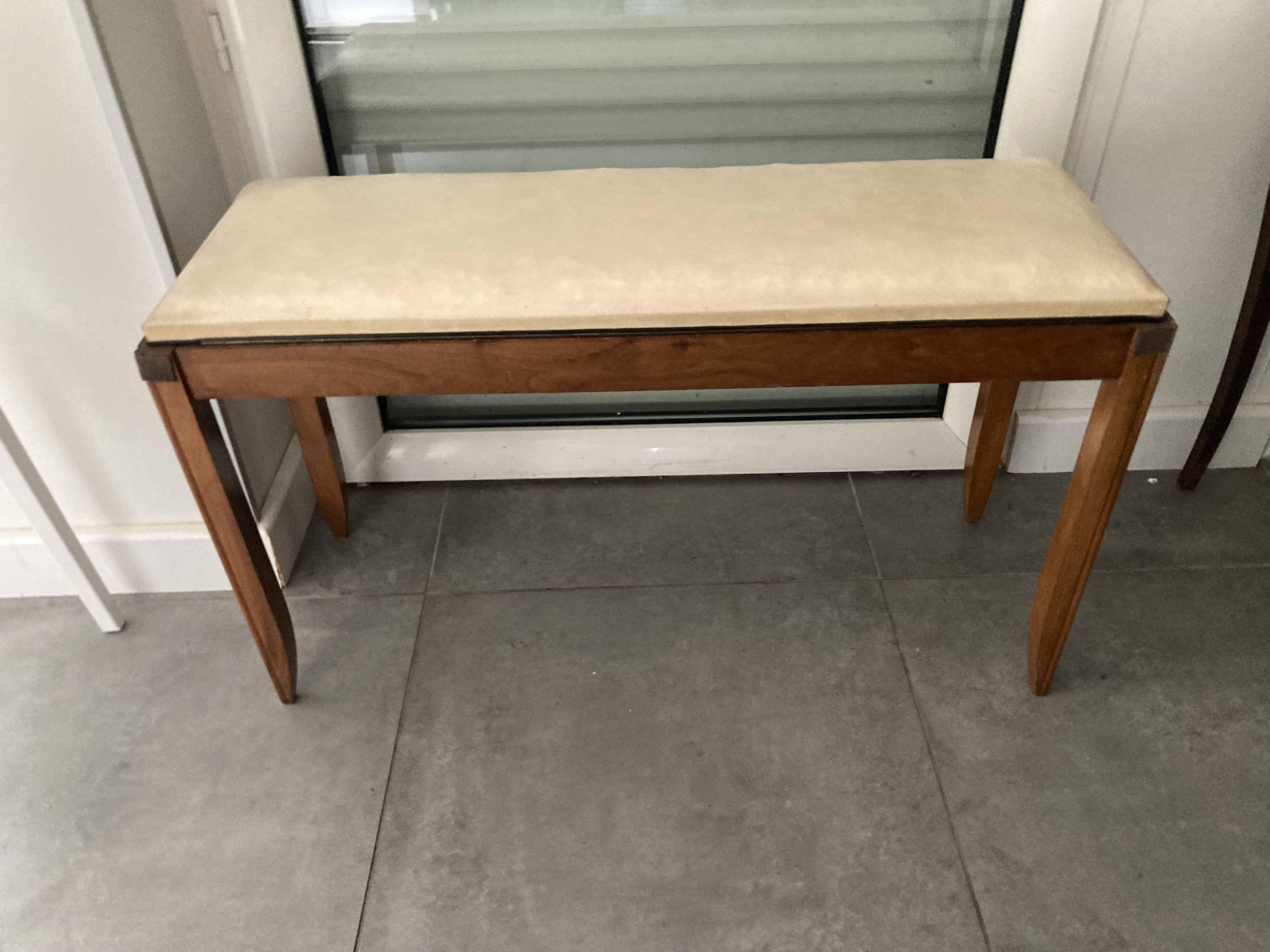 Piano bench that converts into a music book storage in excellent condition.