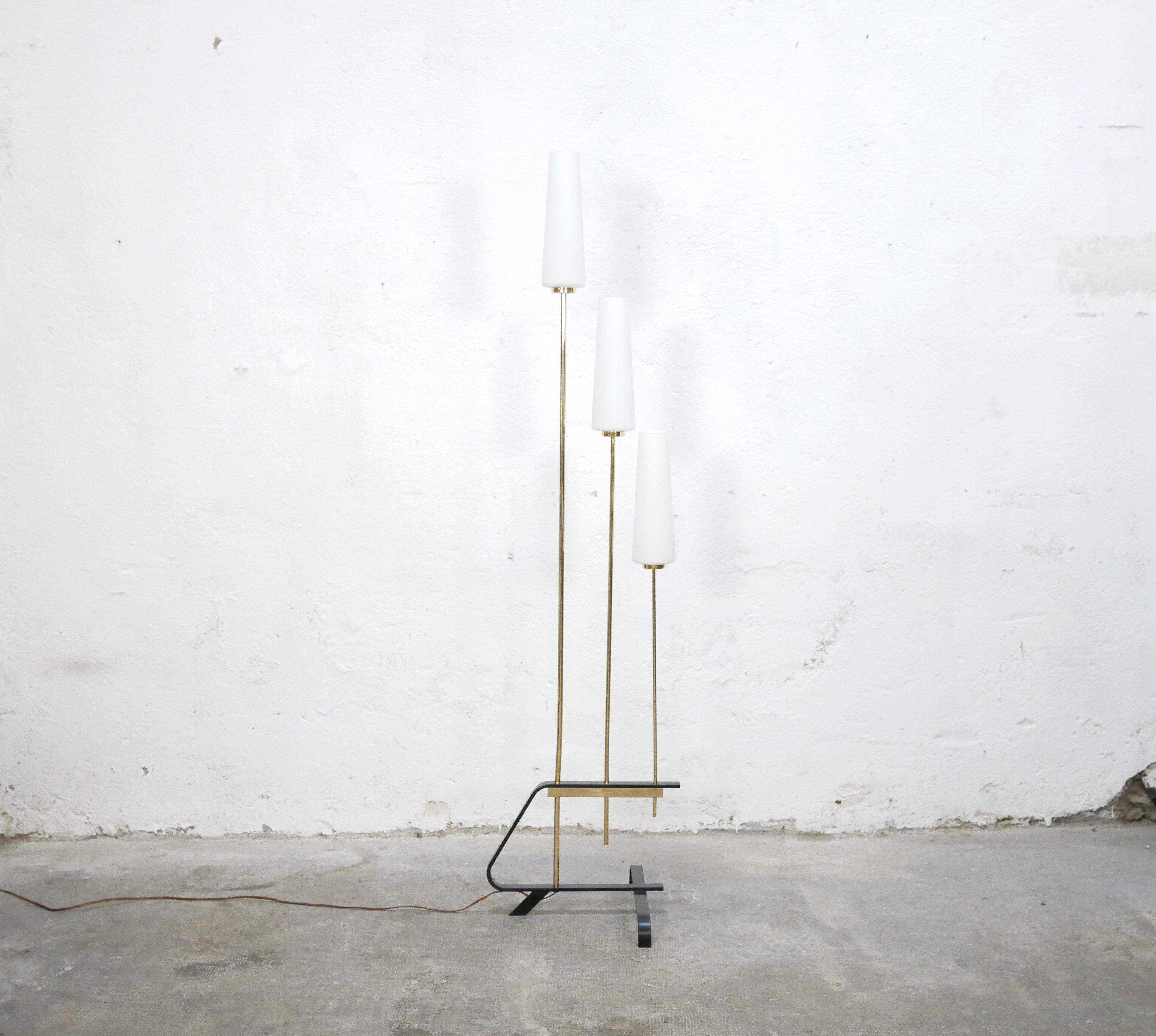 Vintage floor lamp in black metal, brass and opaline