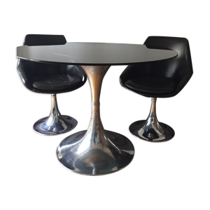 table en verre et deux