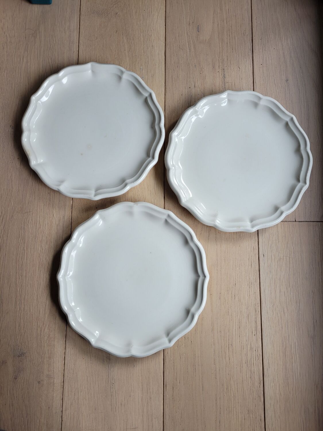 3 scalloped dessert plates