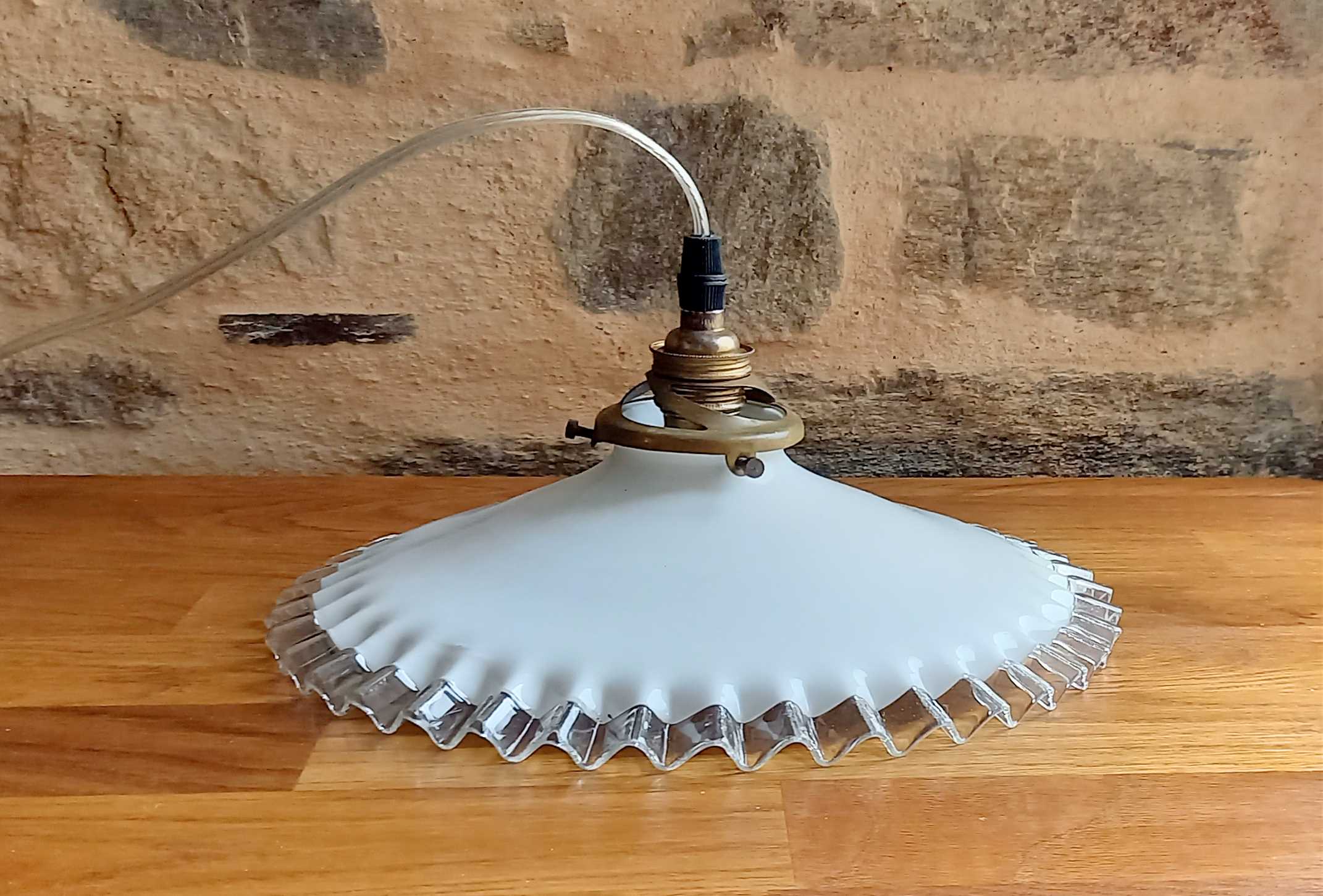 White opaline suspension toothed 26 cm diameter