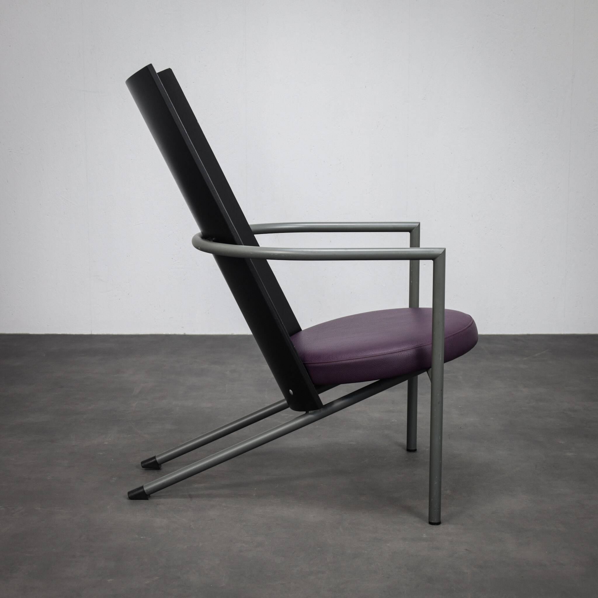 Pair of postmodern armchairs with side table (1980s)