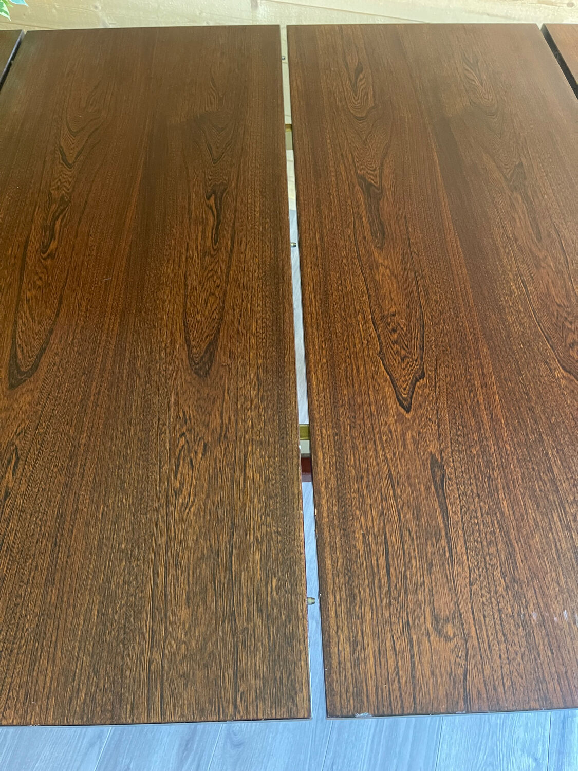 Extendable oval table Baumann, for up to 12 place settings.