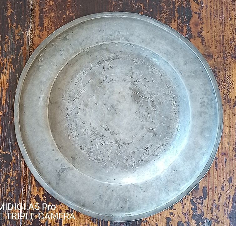 Dish called "à la cardinal" in 18th century pewter - 37.5 cm with coat of arms