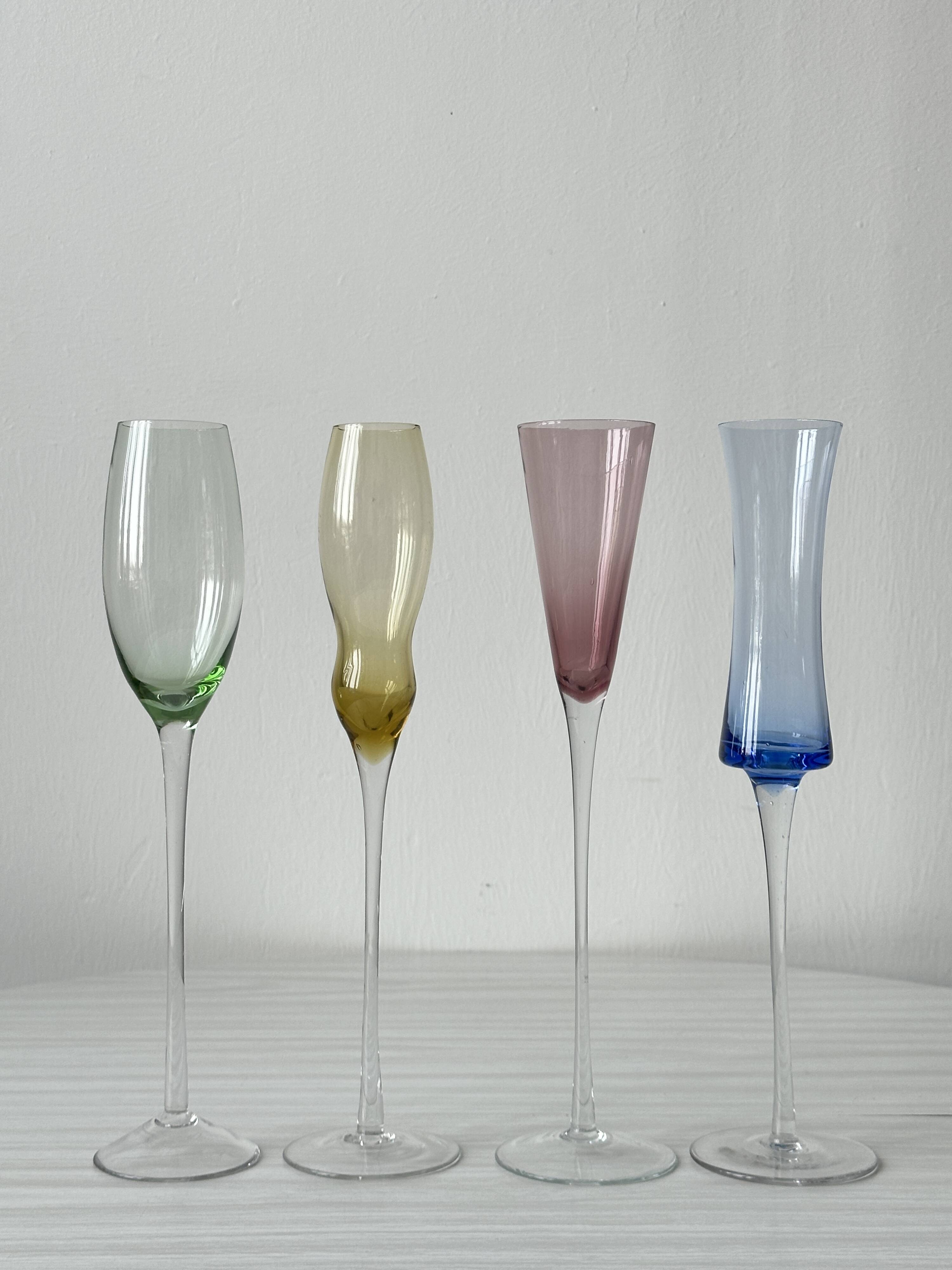 4 verres à pied multicolores