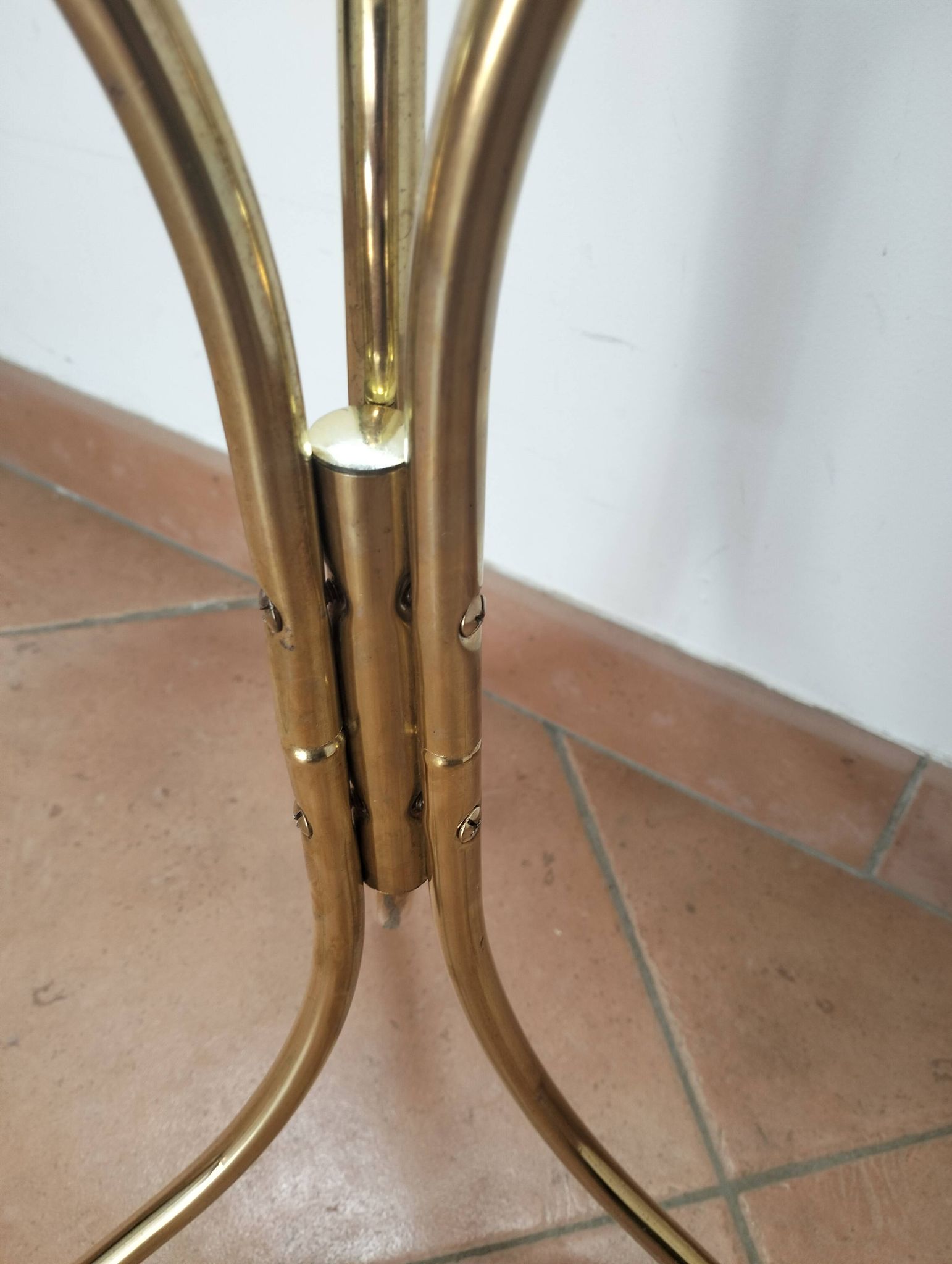 Glass pedestal