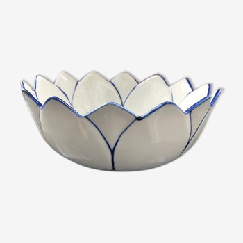 Flower-shaped bowl