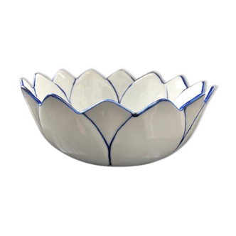Flower-shaped bowl