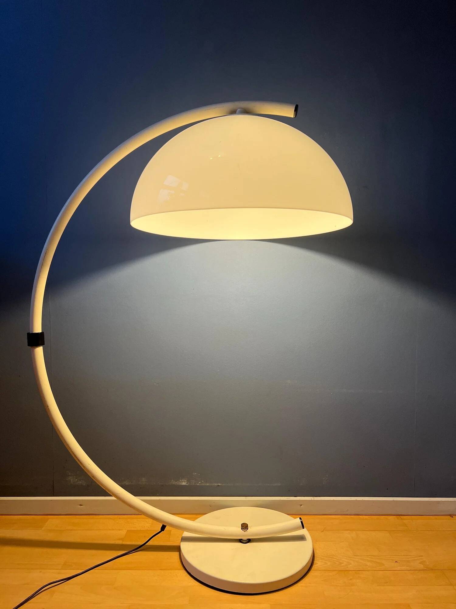 White mid-century Dijkstra flexible snake mushroom floor lamp