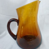 Carafe en verre soufflé ambré