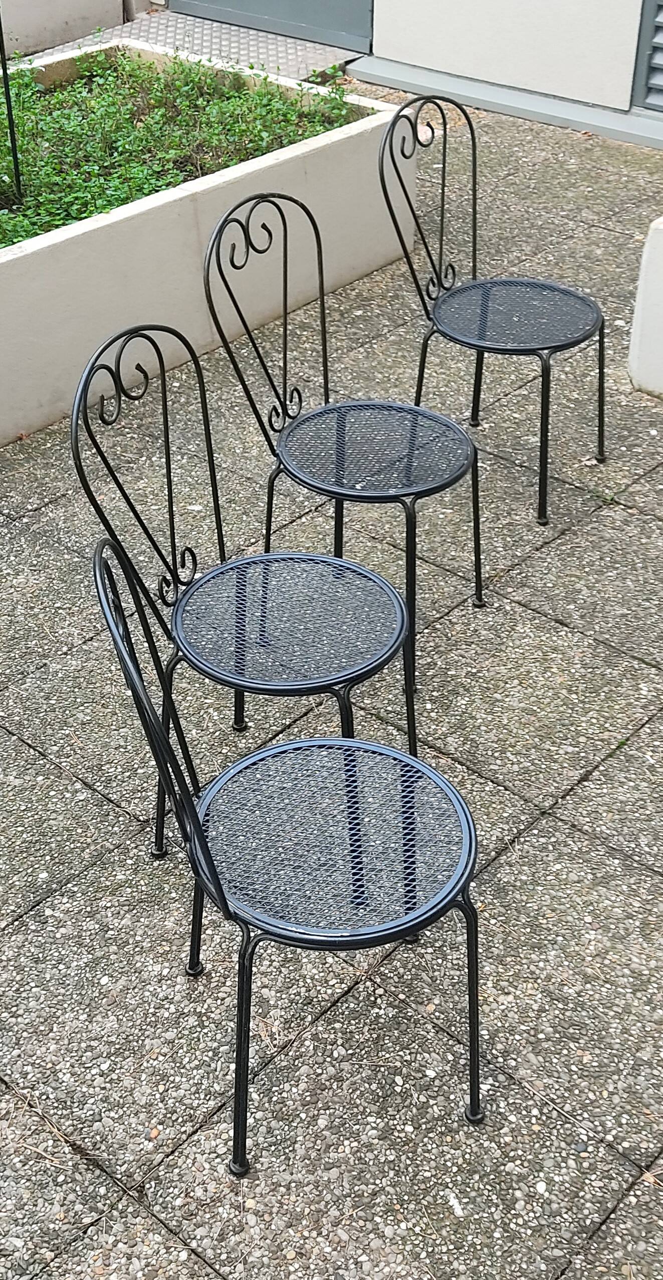 Salon de jardin, Table ronde blanche en fer forgé. et 4 chaises en acier lourd, noire d’origine