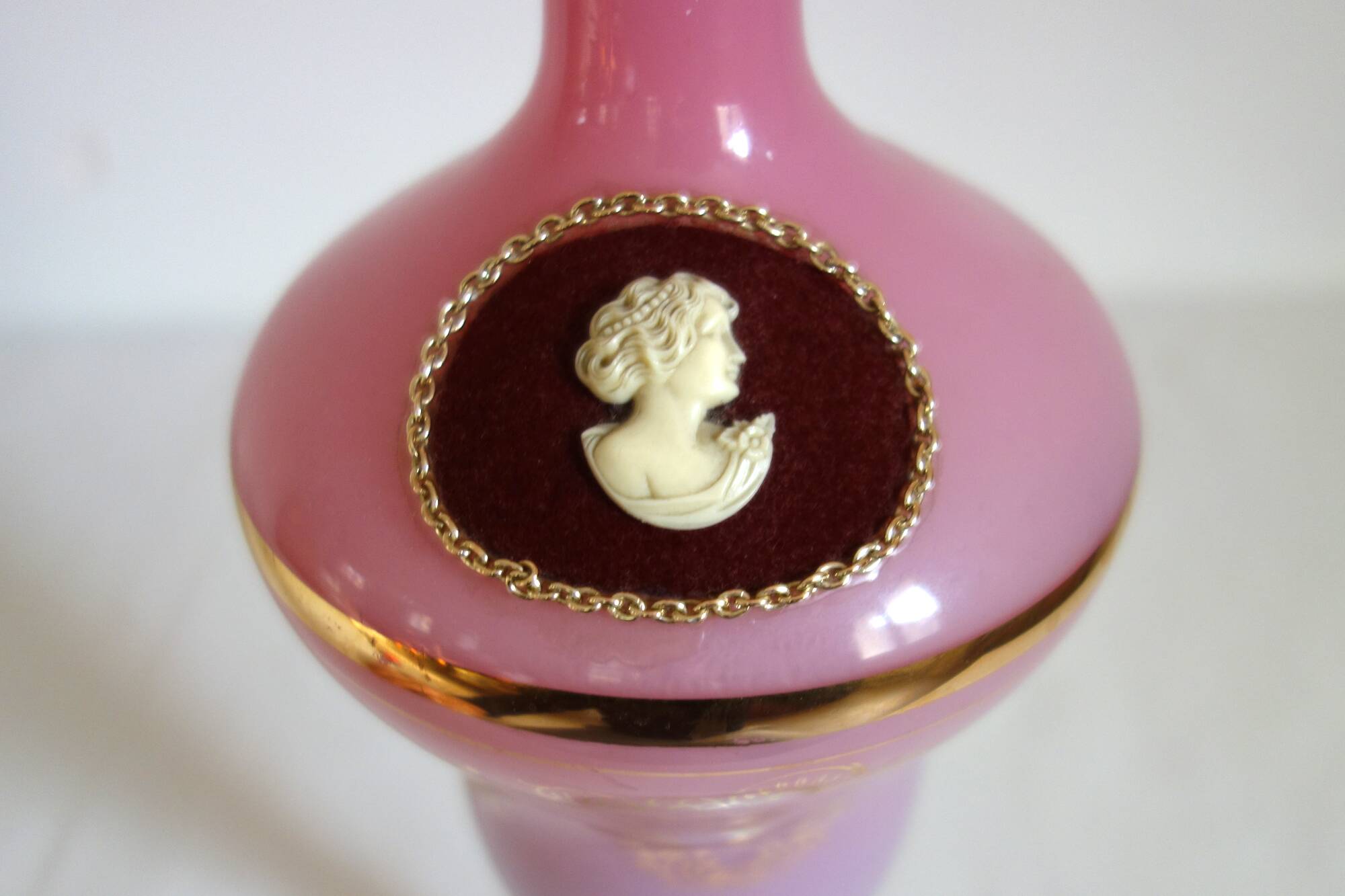 Ancienne aiguière en verre rose en blanc - camée velours