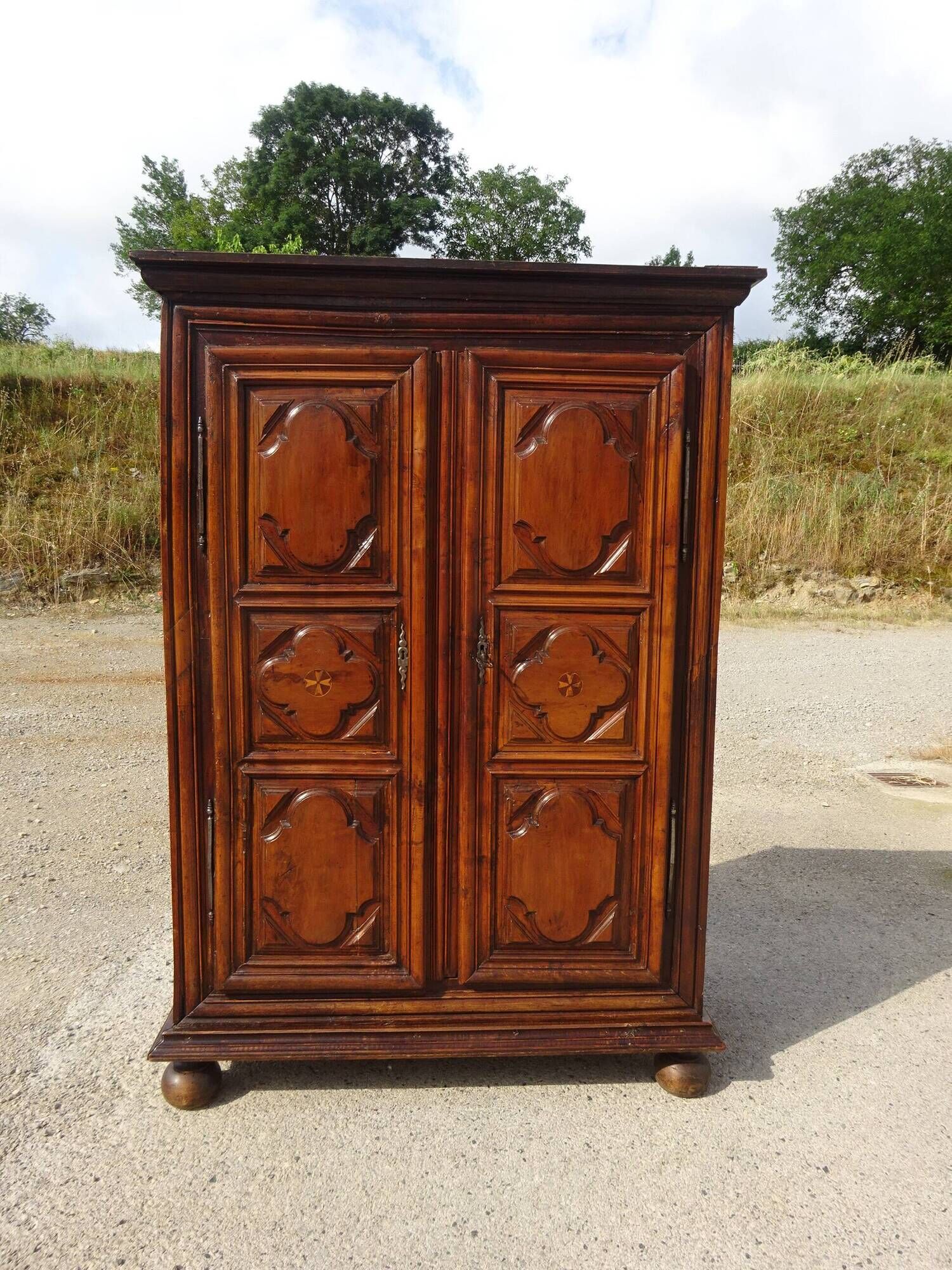 Ancienne armoire Louis XIII en noyer massif