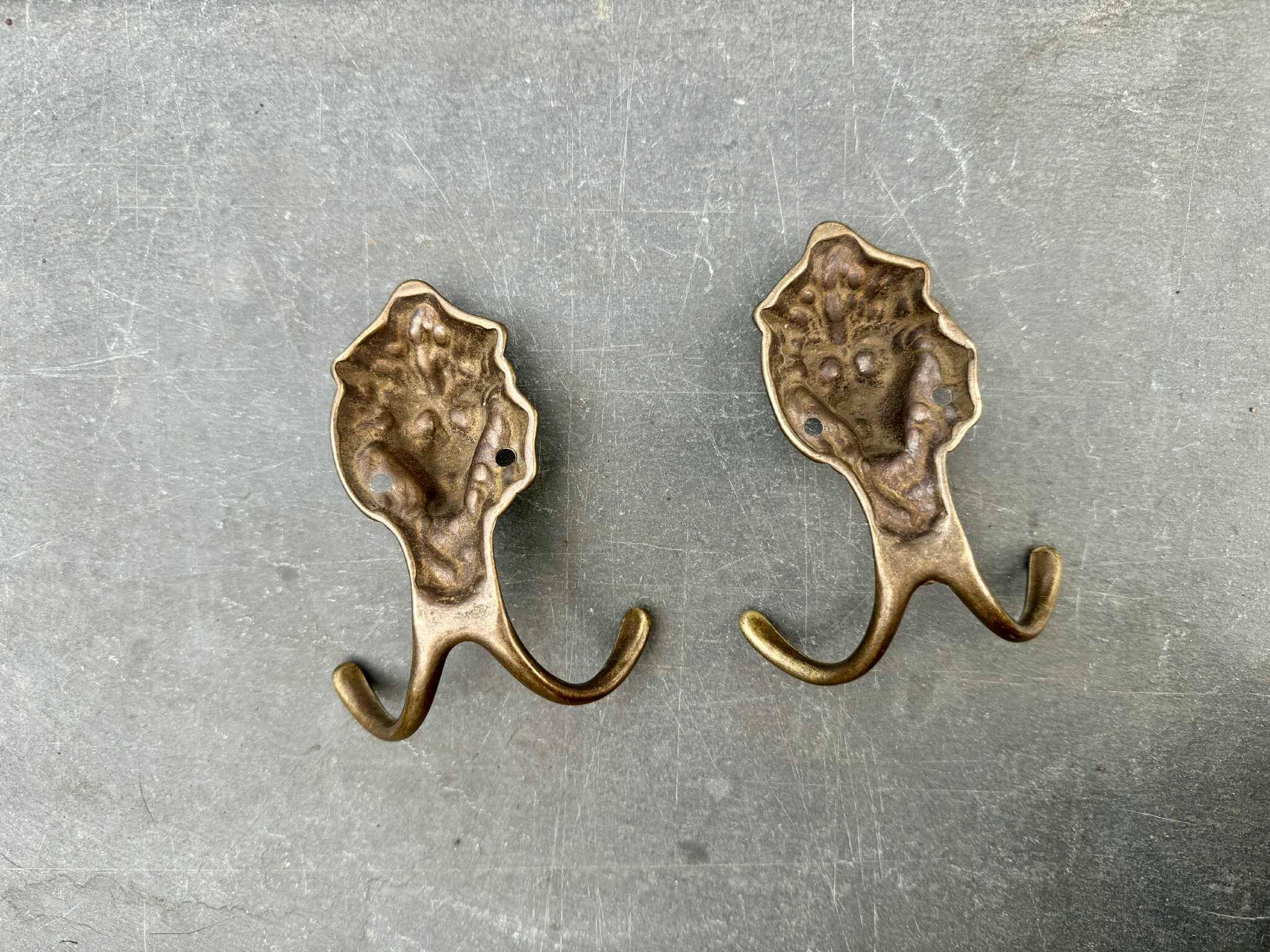 Paire de patère lion en laiton ancien