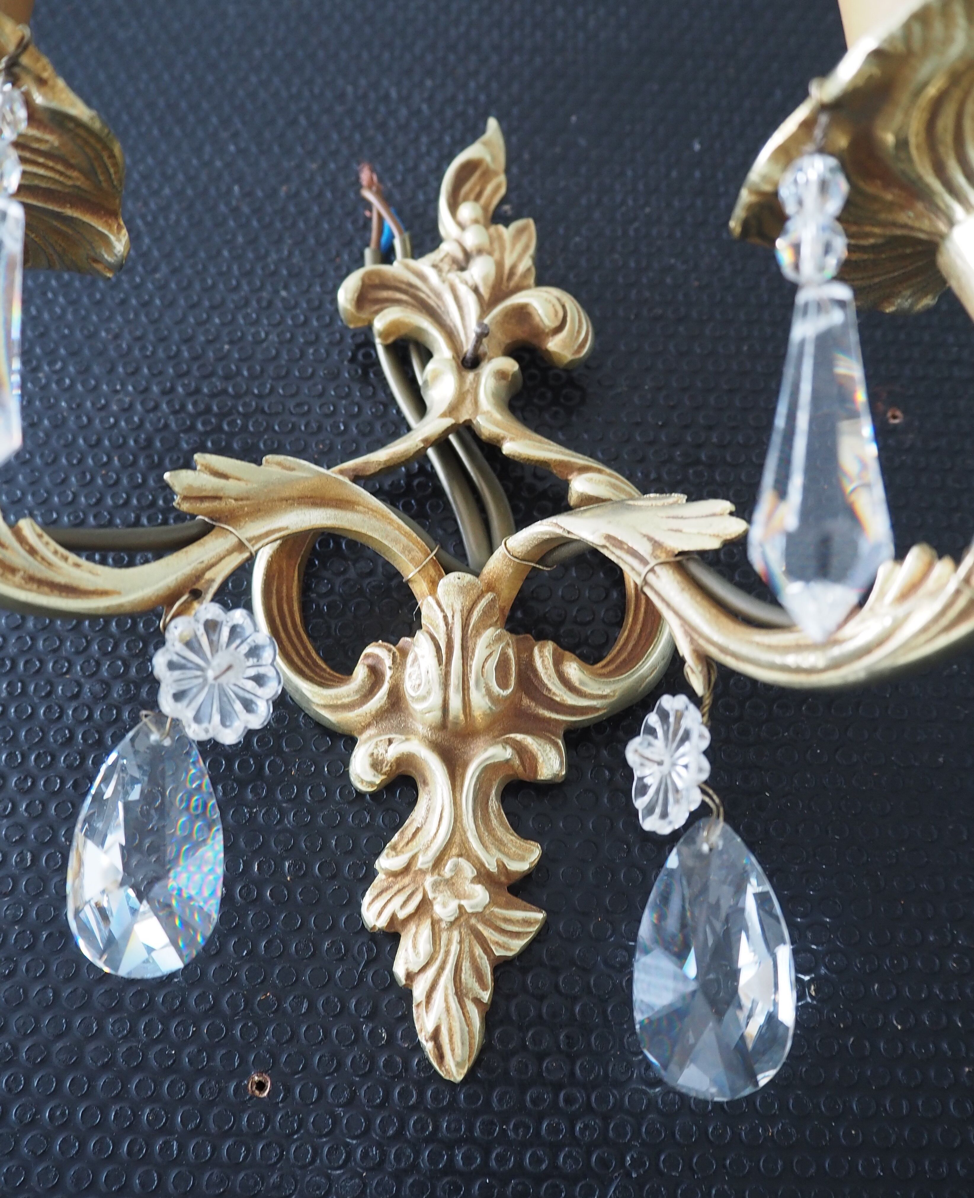 Pair of gilded bronze sconces and crystal pendants