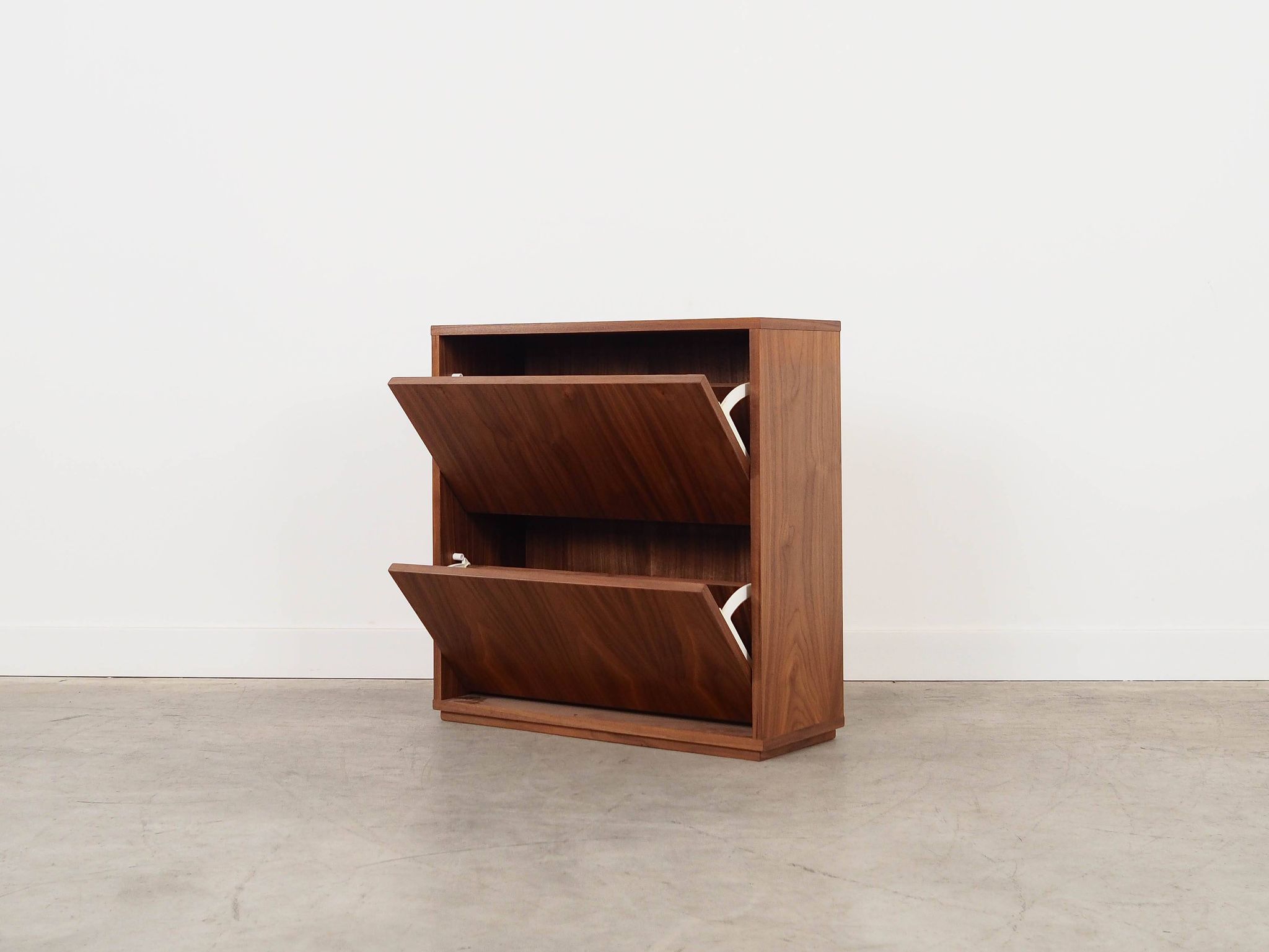 Meuble à chaussures en noyer, design scandinave