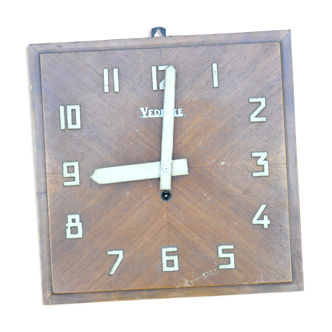 Vintage wooden clock vedette