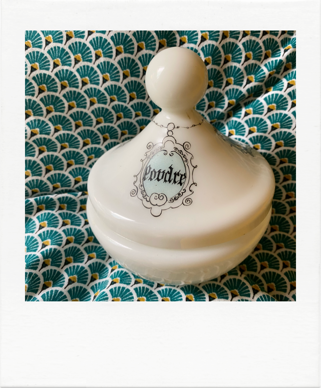 White opaline powder magazine