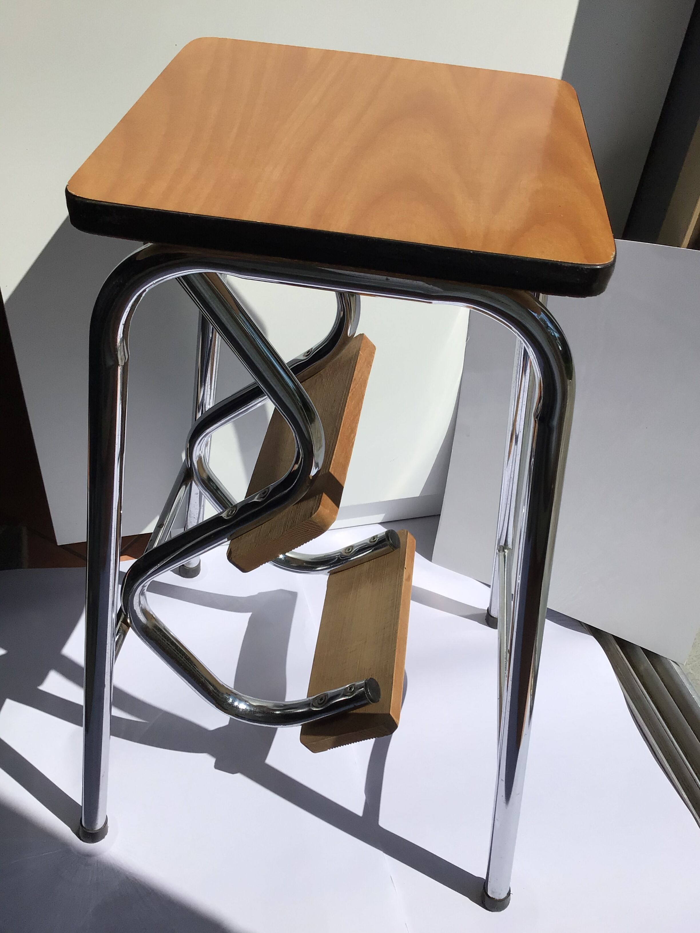 Tabouret escabeau formica roux marches bois