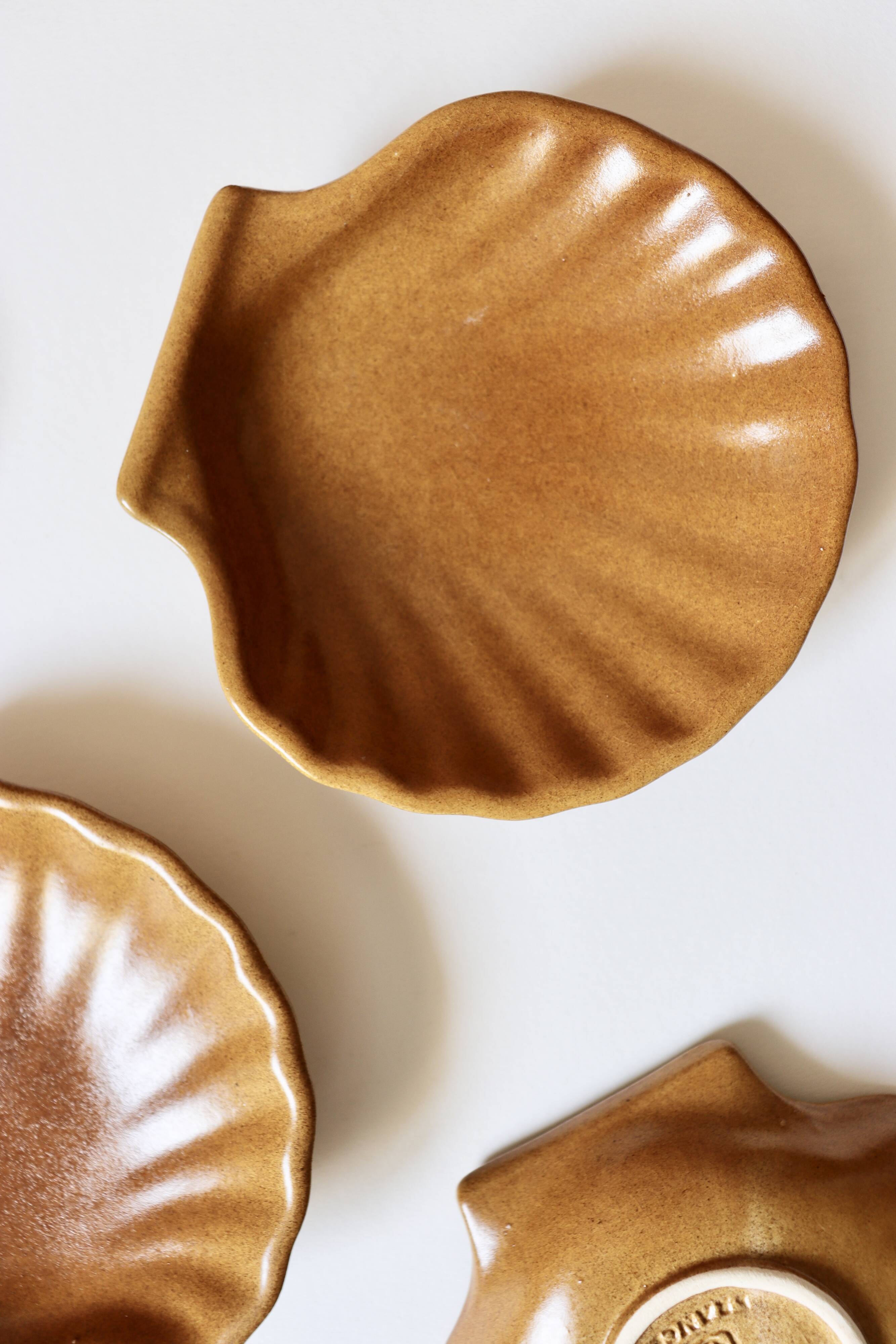 4 caramel shell cups