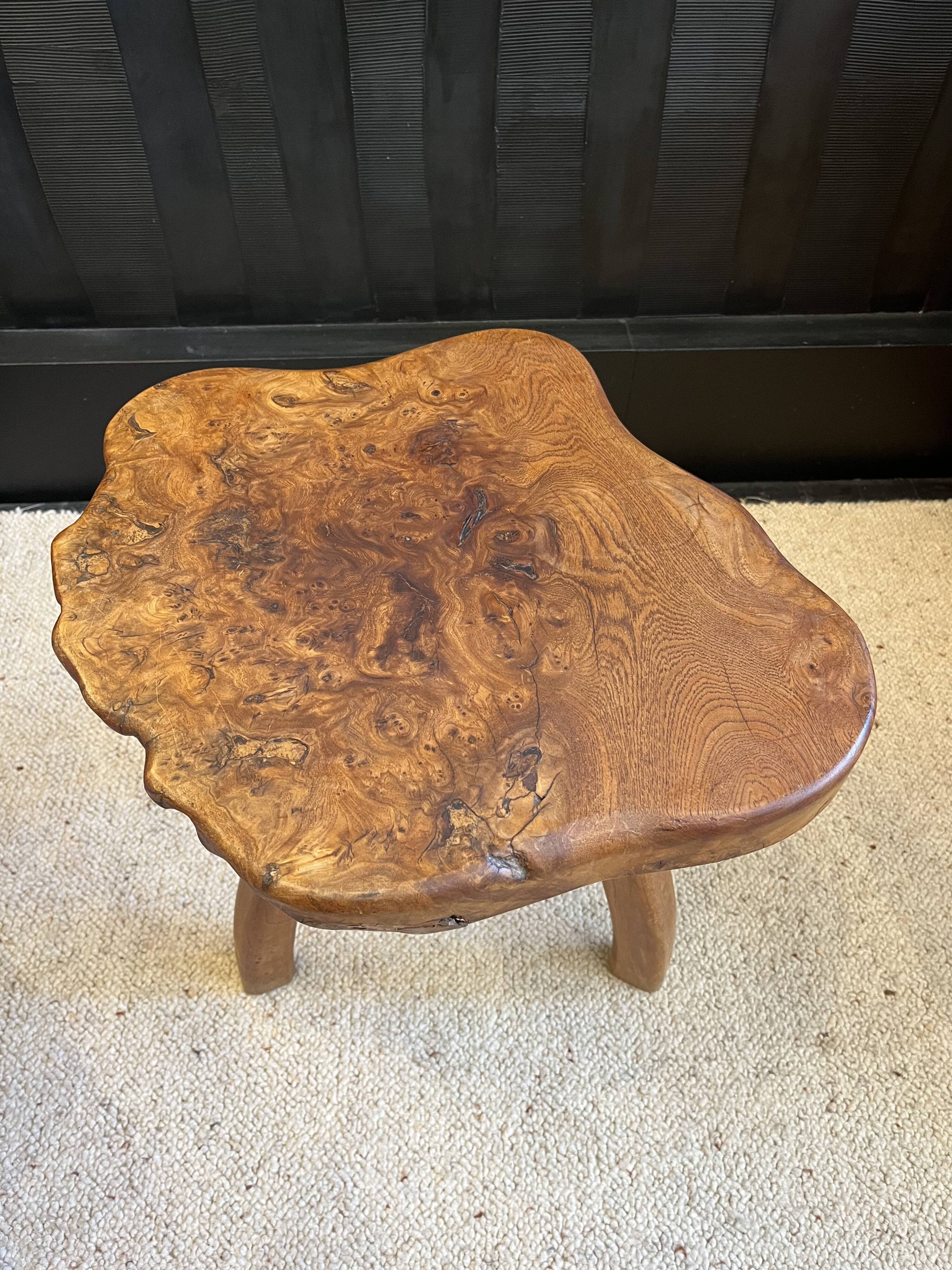 Tabouret tripode en bois massif