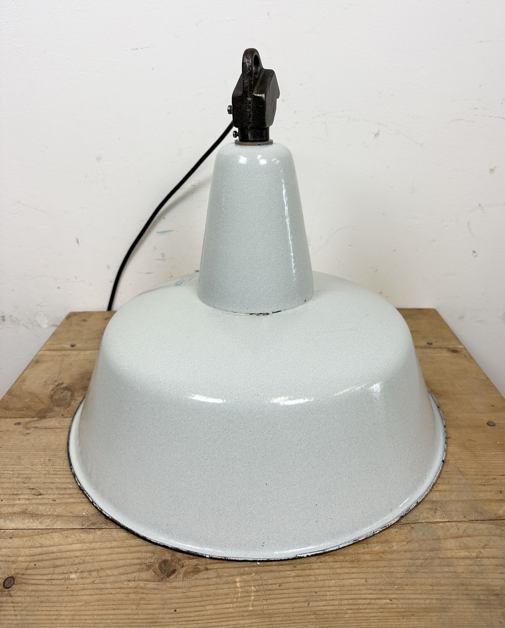 Suspension industrielle en émail gris d’usine de Zaos, années 1960