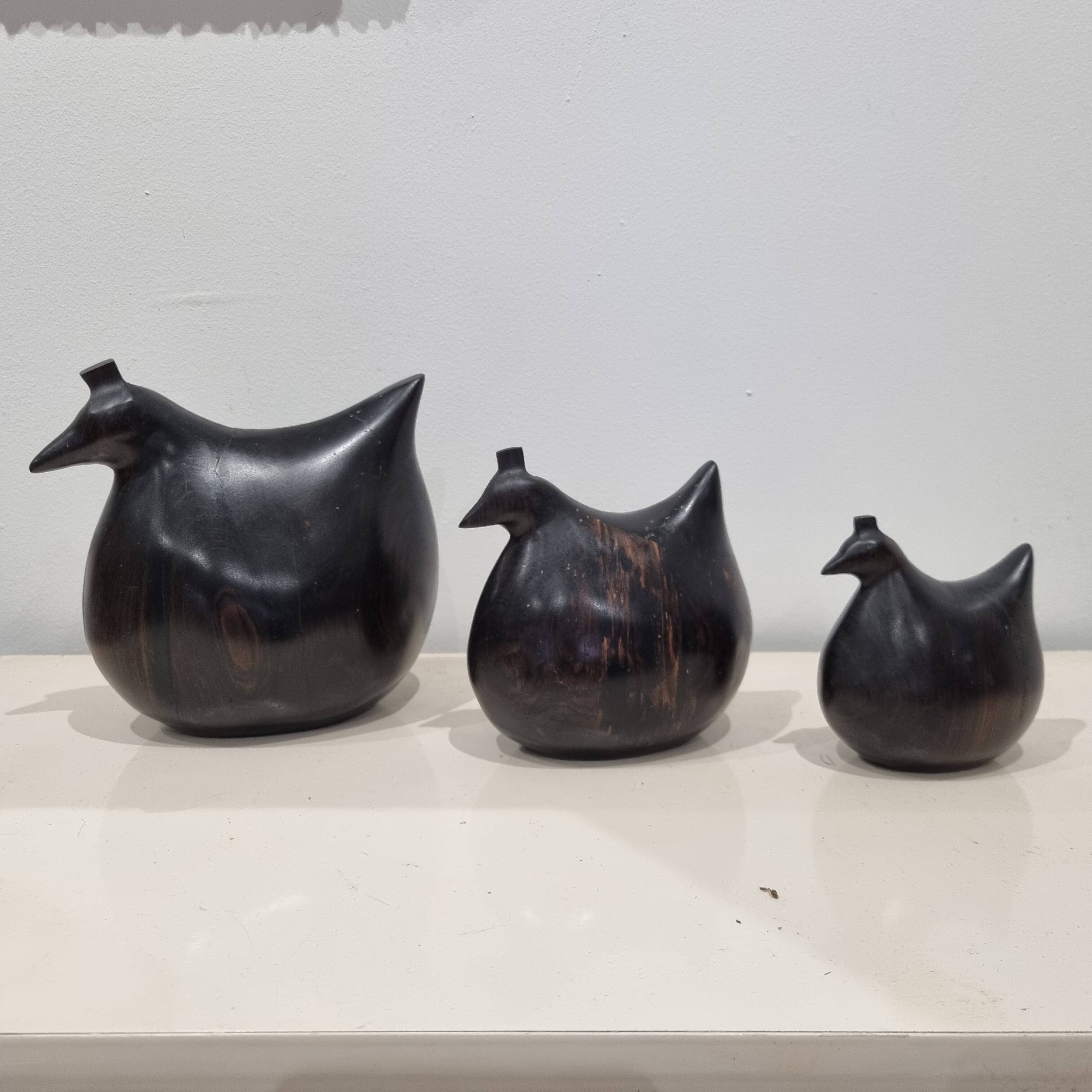 Trio de sculptures poules en ébène