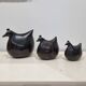 Trio de sculptures poules en ébène