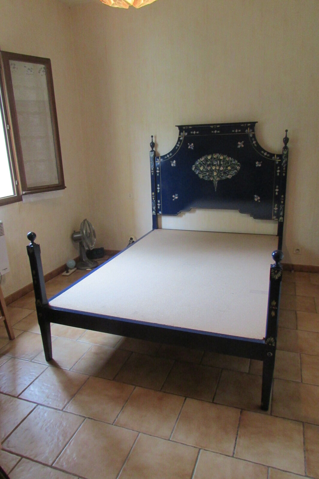 bed, flowery blue lacquer
